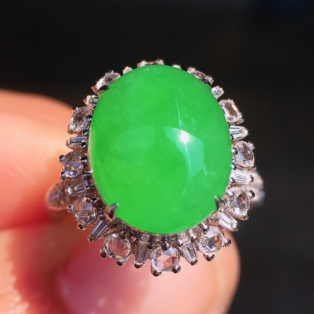 阳绿蛋面戒指，色泽均匀艳丽，玉质细腻，荧光感超
强，饱满圆润，尽显优雅气质，18k
金豪华镶嵌