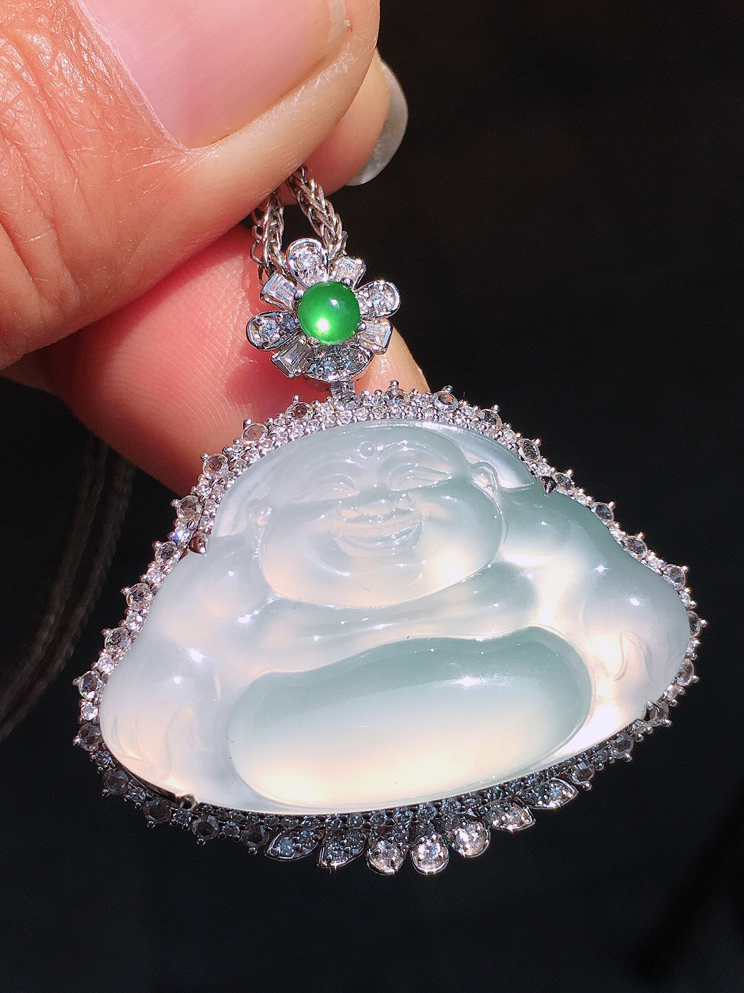 冰种佛公吊坠，玉质细腻，荧光感超
强，饱满圆润，尽显优雅气质，18k
金豪华镶嵌