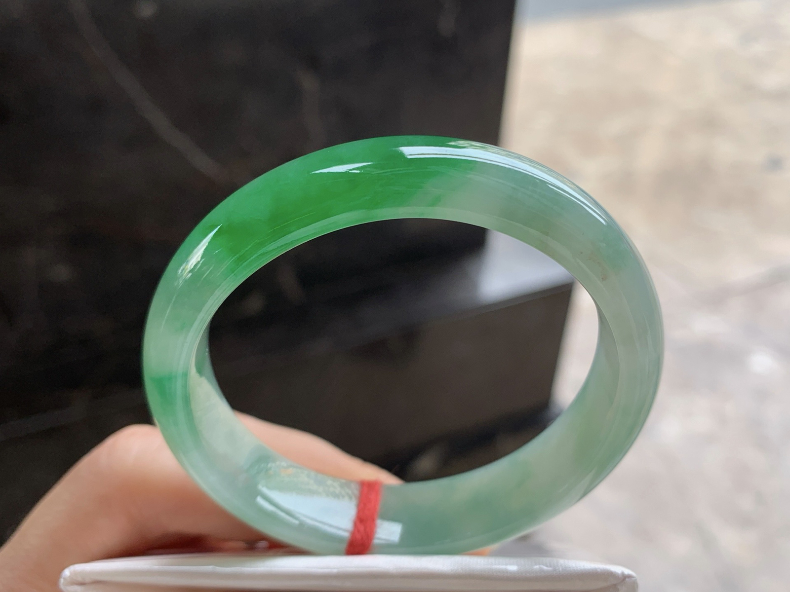 53-12.9-7.2

辣绿色贵妃手镯^_^颜色鲜艳 浓郁 正圈51 52可以带