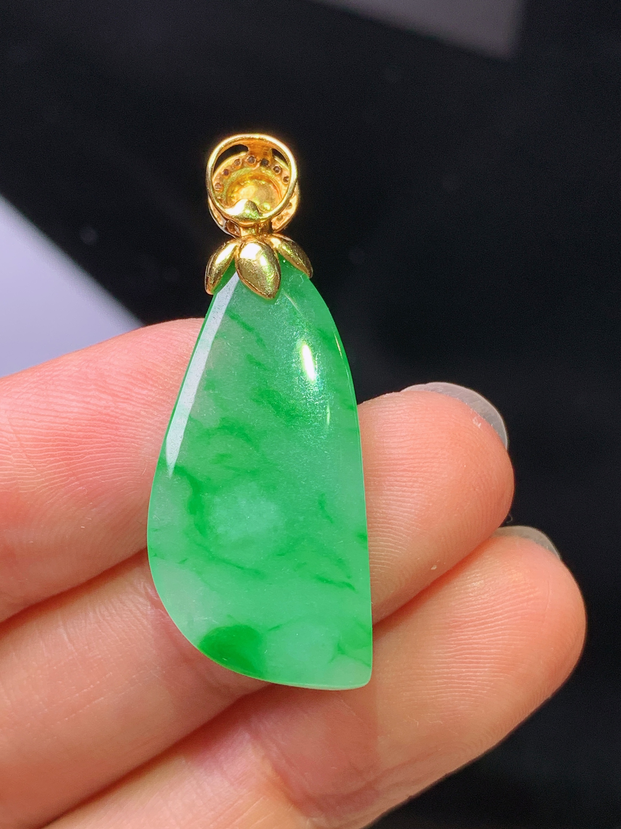 18k金钻镶嵌翠绿随形吊坠 玉质细腻 色泽艳丽清新 水润亮眼 整体尺寸35*13.2*4.6z1