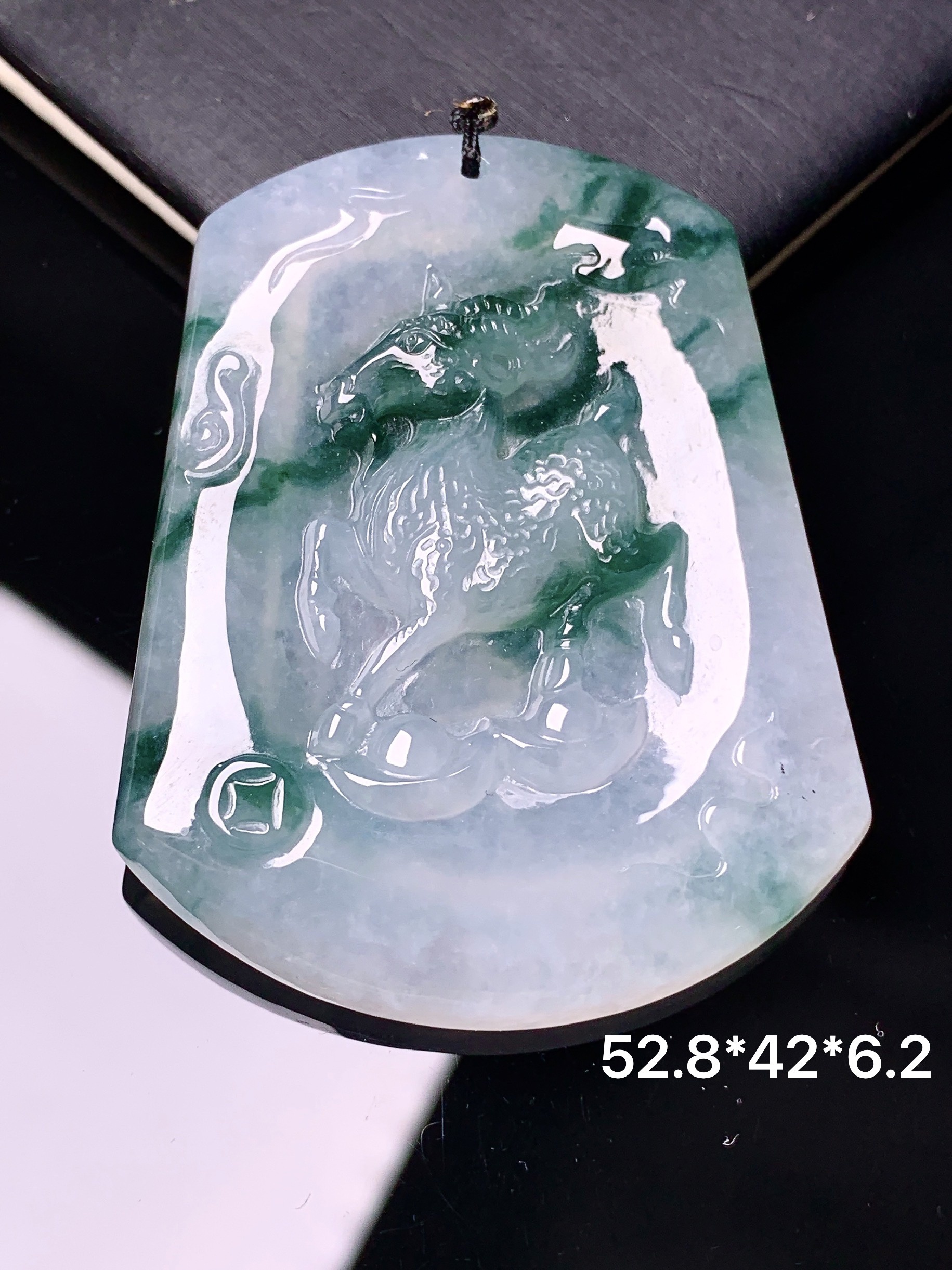 飘绿生肖羊牌吊坠 玉质细腻 色泽艳丽清新 水润亮眼 整体尺寸52.8*42*6.2b2