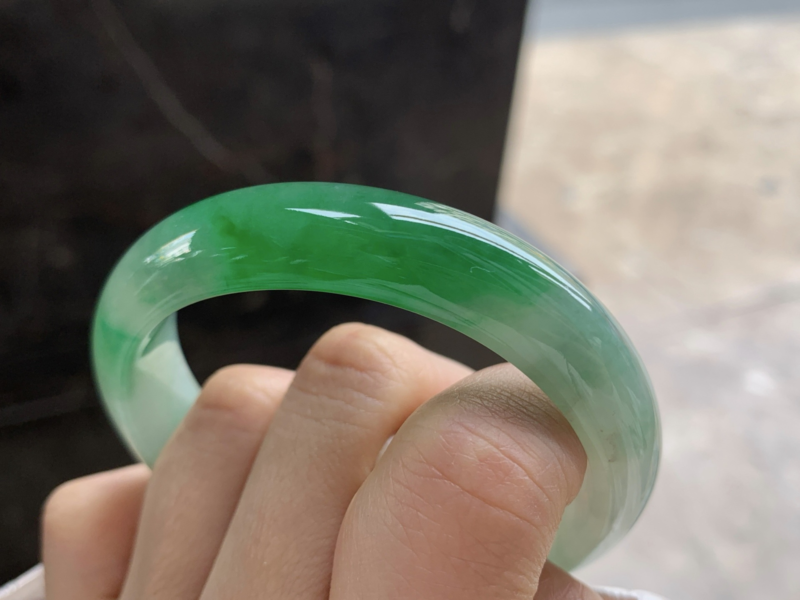 53-12.9-7.2

辣绿色贵妃手镯^_^颜色鲜艳 浓郁 正圈51 52可以带