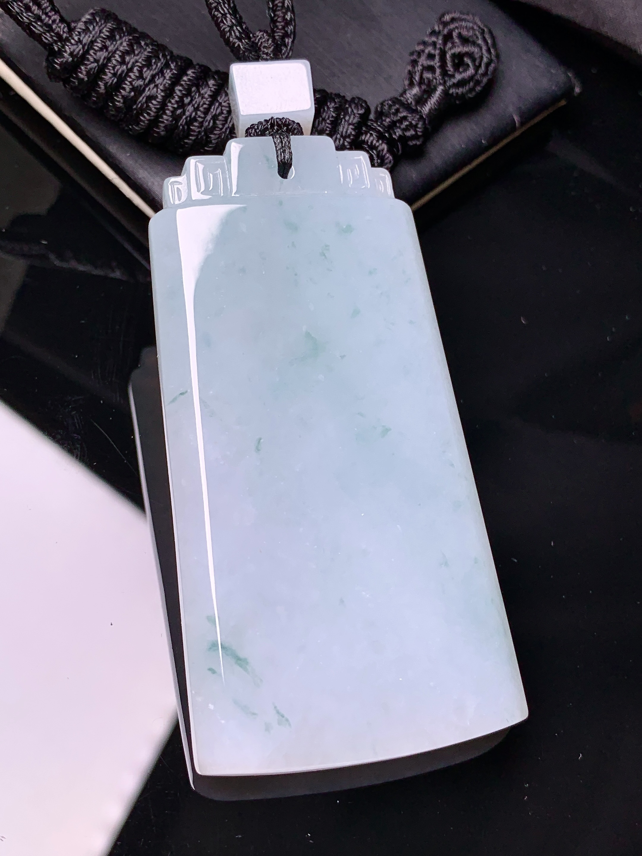 飘绿无事牌吊坠 玉质细腻 色泽艳丽清新 水润亮眼 整体尺寸64.8*33.2*6L1