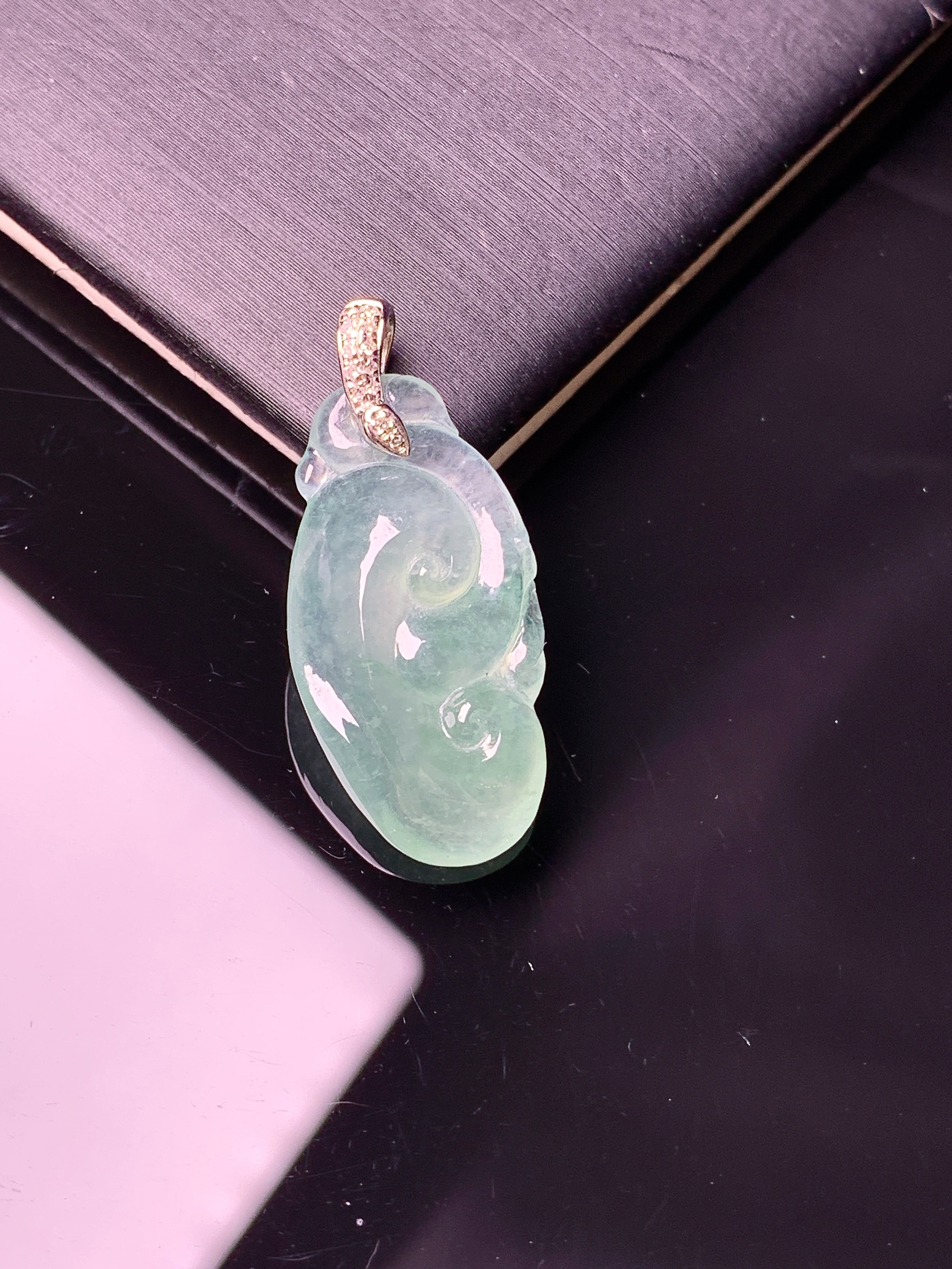 18k金钻镶嵌冰种如意吊坠 玉质细腻 色泽艳丽清新 水润亮眼 整体尺寸28.5*12.8*4.5z1