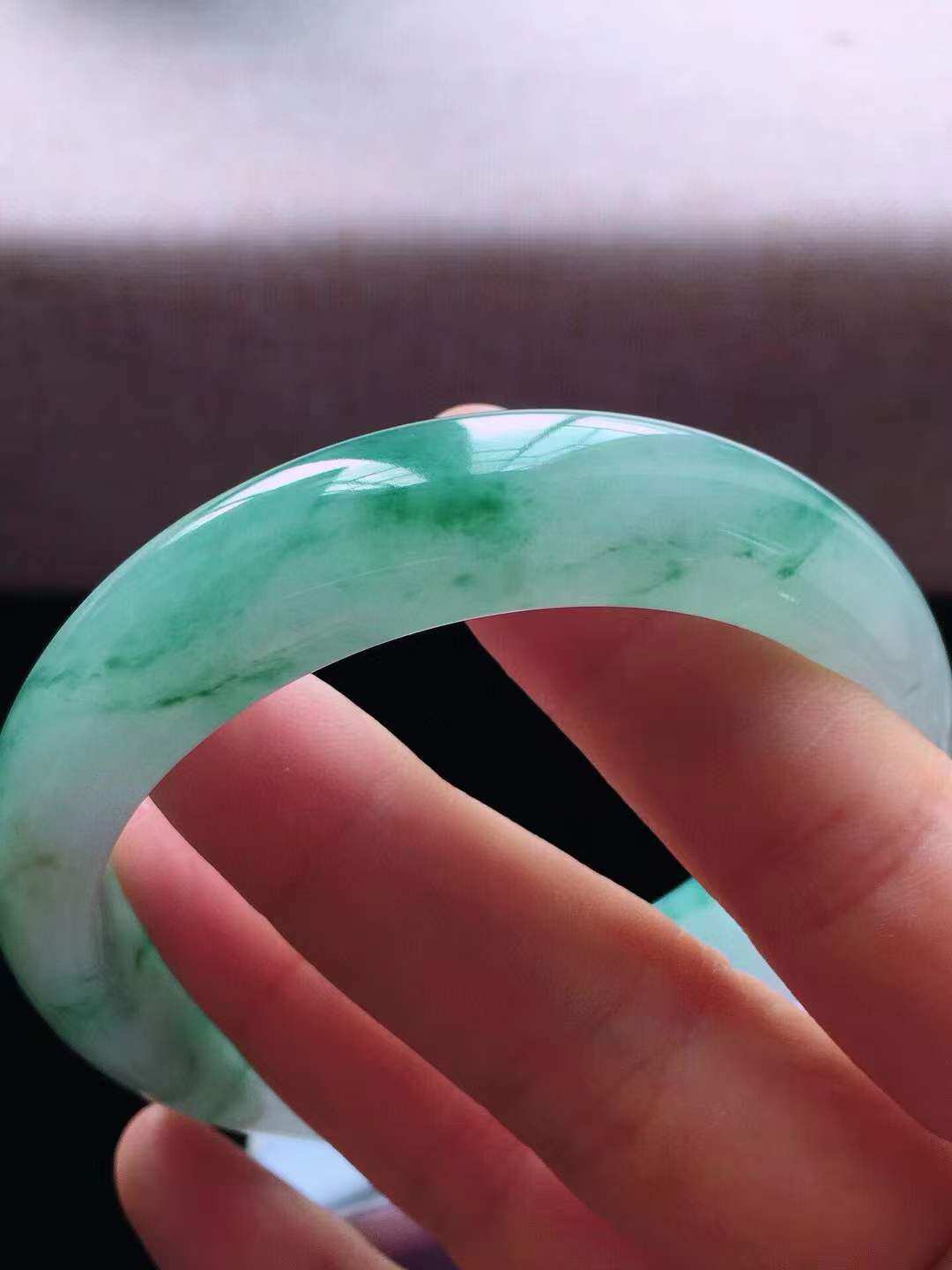 【翡翠名称】老坑种冰飘花59正圈口手镯
【翡翠尺寸】59*16*7.8mm适合58-60正圈口佩戴
【翡翠描述】宝贝种老水足，玉质细腻，色泽靓丽，性价比高，佩戴效果好！
【其它赠送】权威证书/精美挂绳盒子/支持全国复检