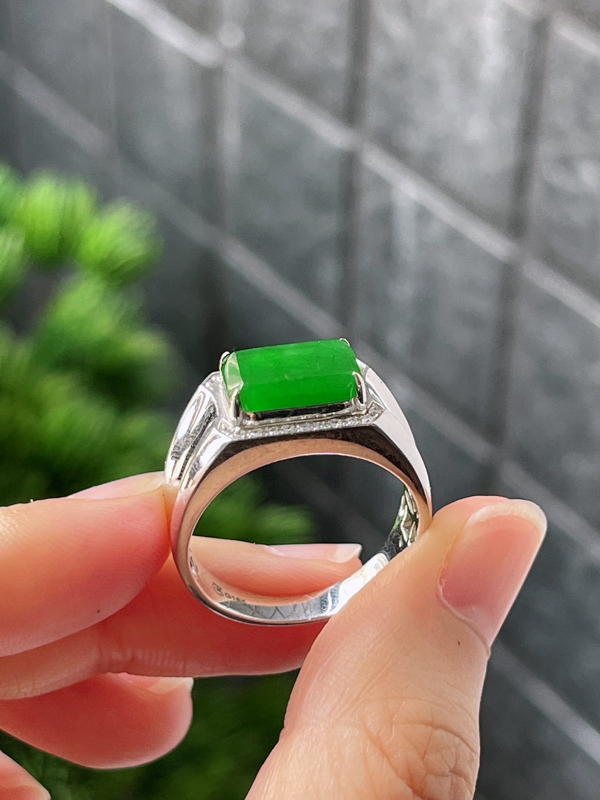 18k翡翠冰糯绿色方形男马鞍戒指