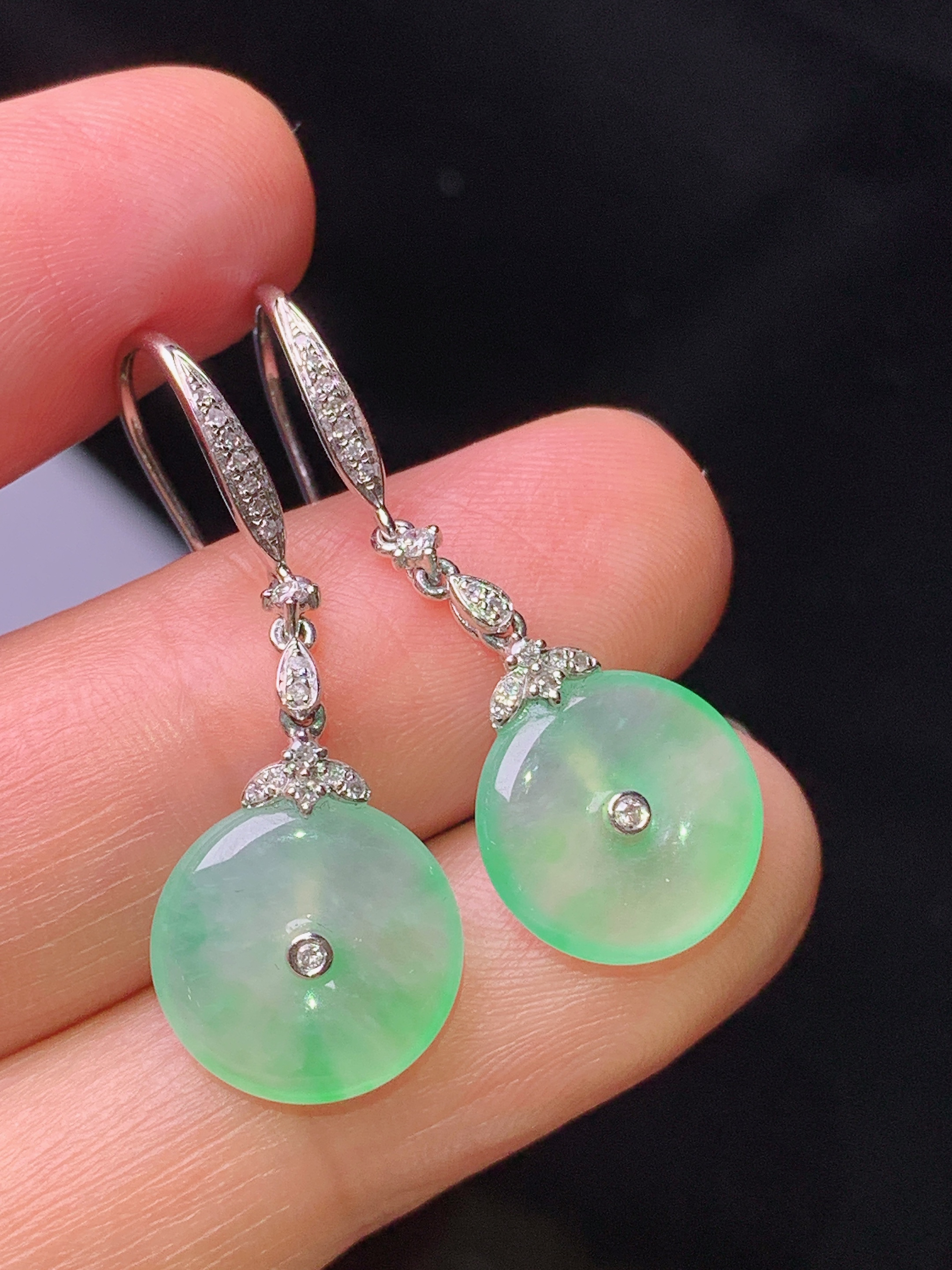 18k金钻镶嵌飘绿平安扣耳坠 玉质细腻 色泽艳丽清新 水润亮眼 整体尺寸33.8*11.8*3z1