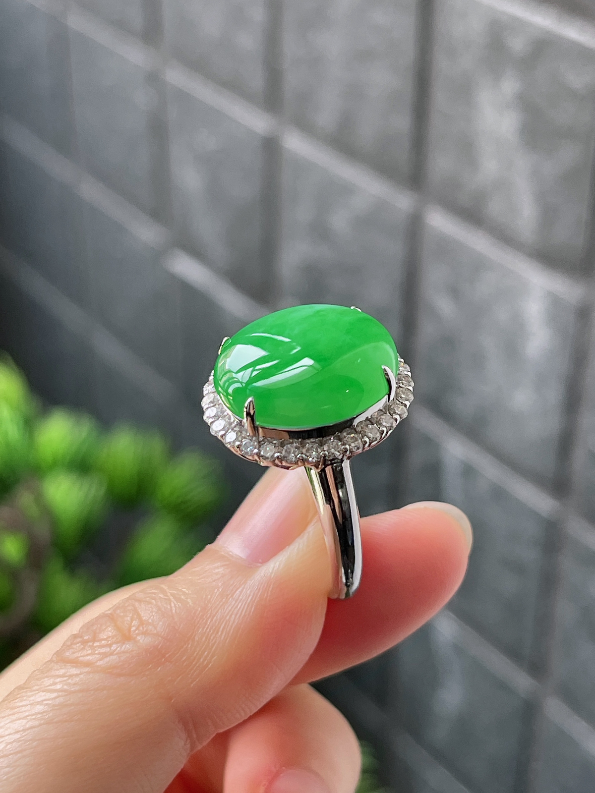 18k翡翠冰糯绿色大蛋面戒指