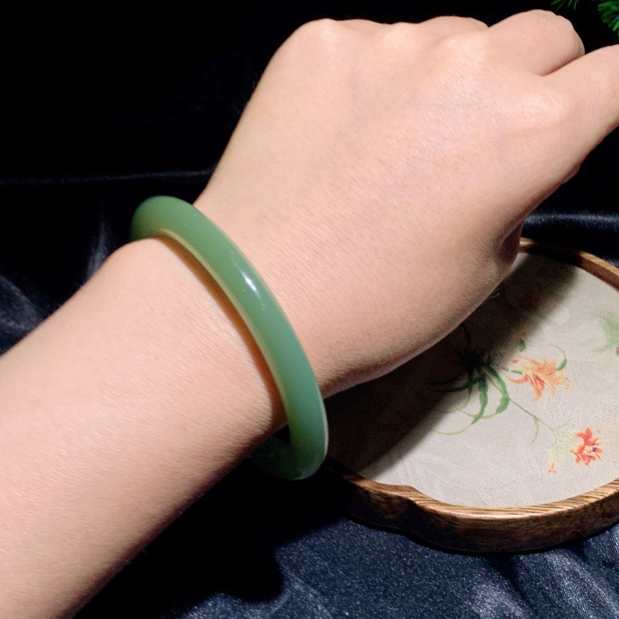 59圈口 和田玉粉青俄罗斯碧玉圆条手镯。圈口59条宽8厚9mm重38.7克。无裂无杂无结构 玉质细腻油润。手推出油。品相大气。lt250527