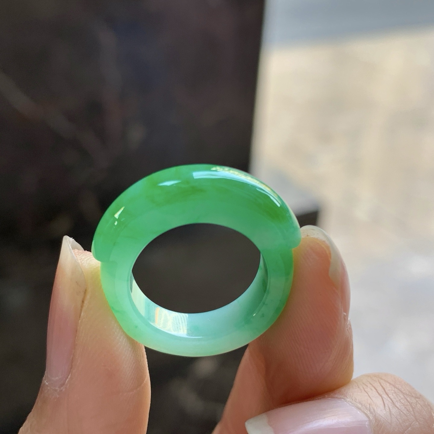 阳绿色马鞍戒指^_^色阳 玉质温润 尺寸6.2-5.3 9号指圈 细腻