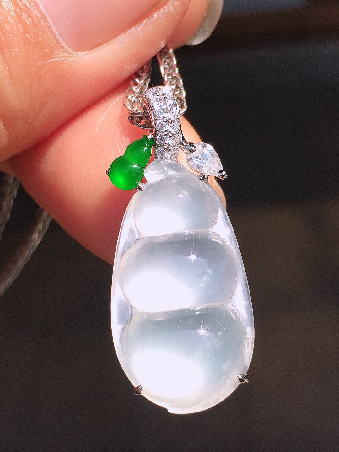 冰种福豆吊坠，玉质细腻，荧光感超
强，饱满圆润，尽显优雅气质，18k
金豪华镶嵌