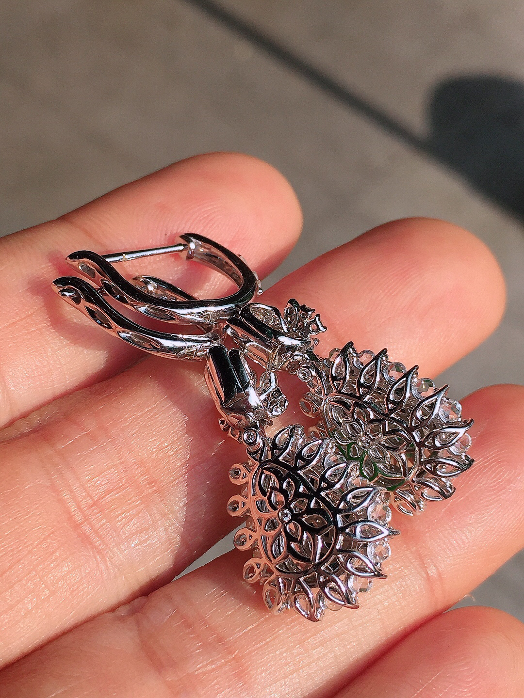 阳绿葫芦耳坠，色泽均匀艳丽，玉质细腻，荧光感超
强，饱满圆润，尽显优雅气质，18k
金豪华镶嵌