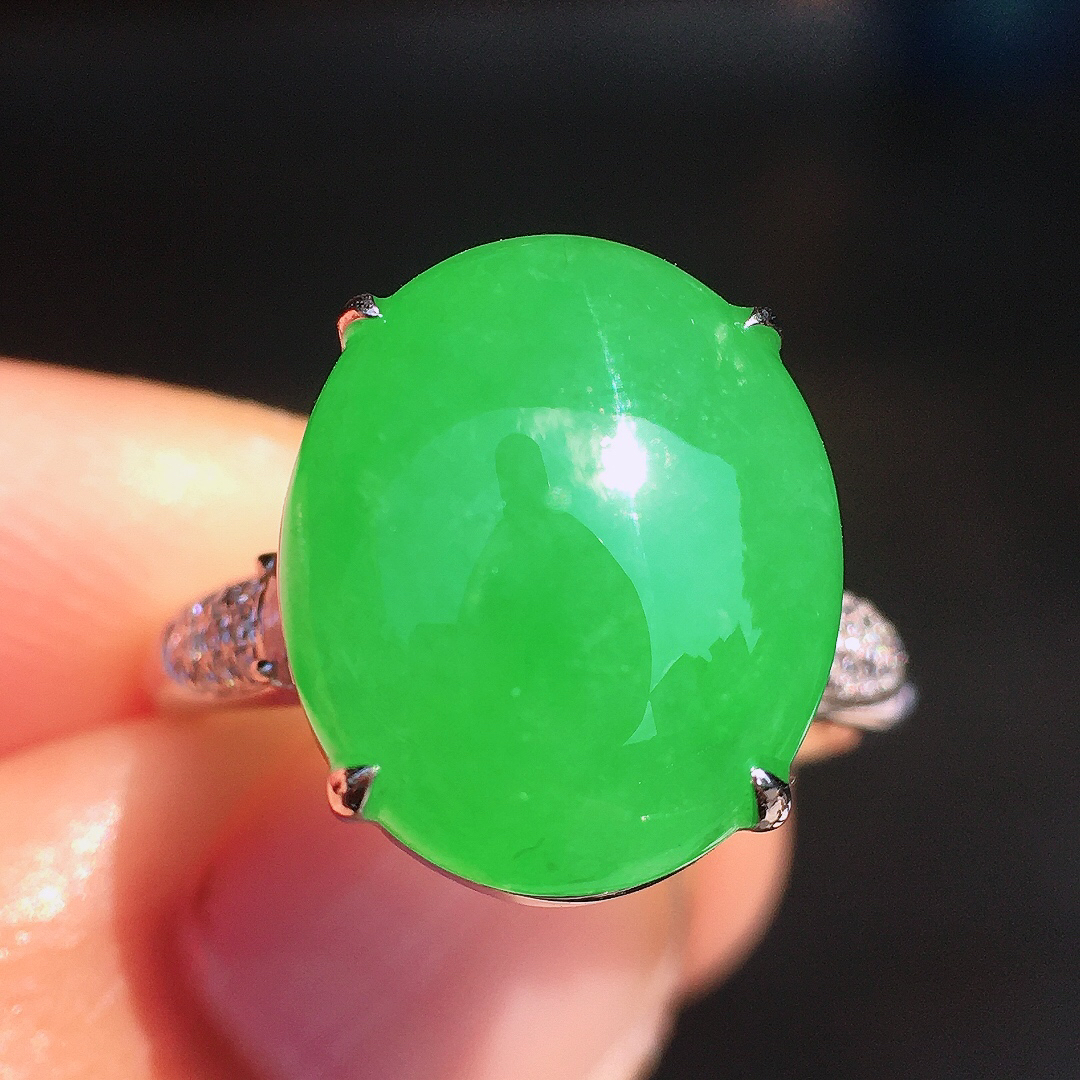 阳绿蛋面戒指，色泽均匀艳丽，玉质细腻，荧光感超
强，饱满圆润，尽显优雅气质，18k
金豪华镶嵌