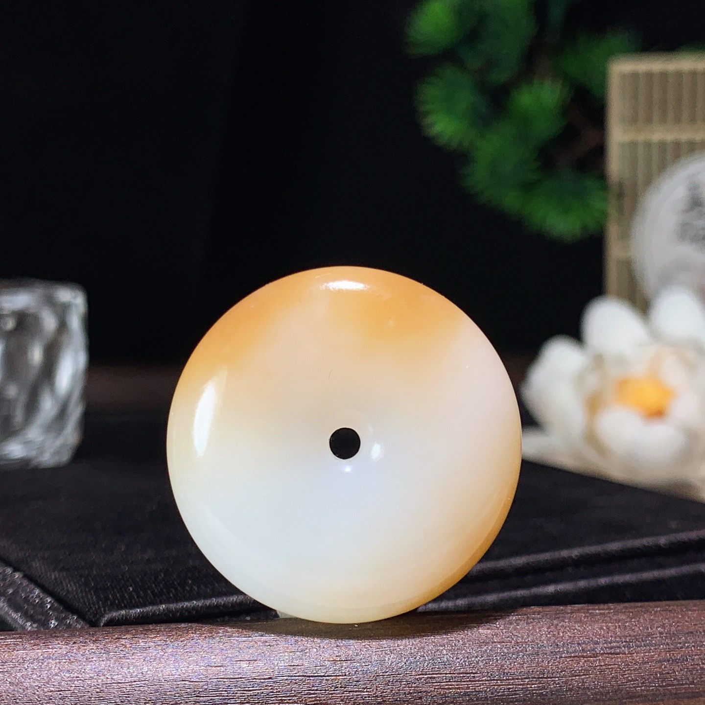 新疆和田玉且末糖平安扣挂件。尺寸30/8重14克。玉质细腻油润。手推出油。佩戴高端典雅。lt2603