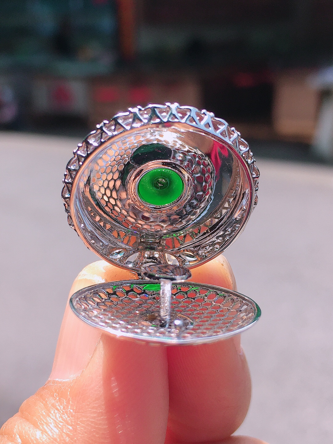 满绿平安扣吊坠，色泽均匀艳丽，玉质细腻，荧光感超
强，饱满圆润，尽显优雅气质，18k
金豪华镶嵌