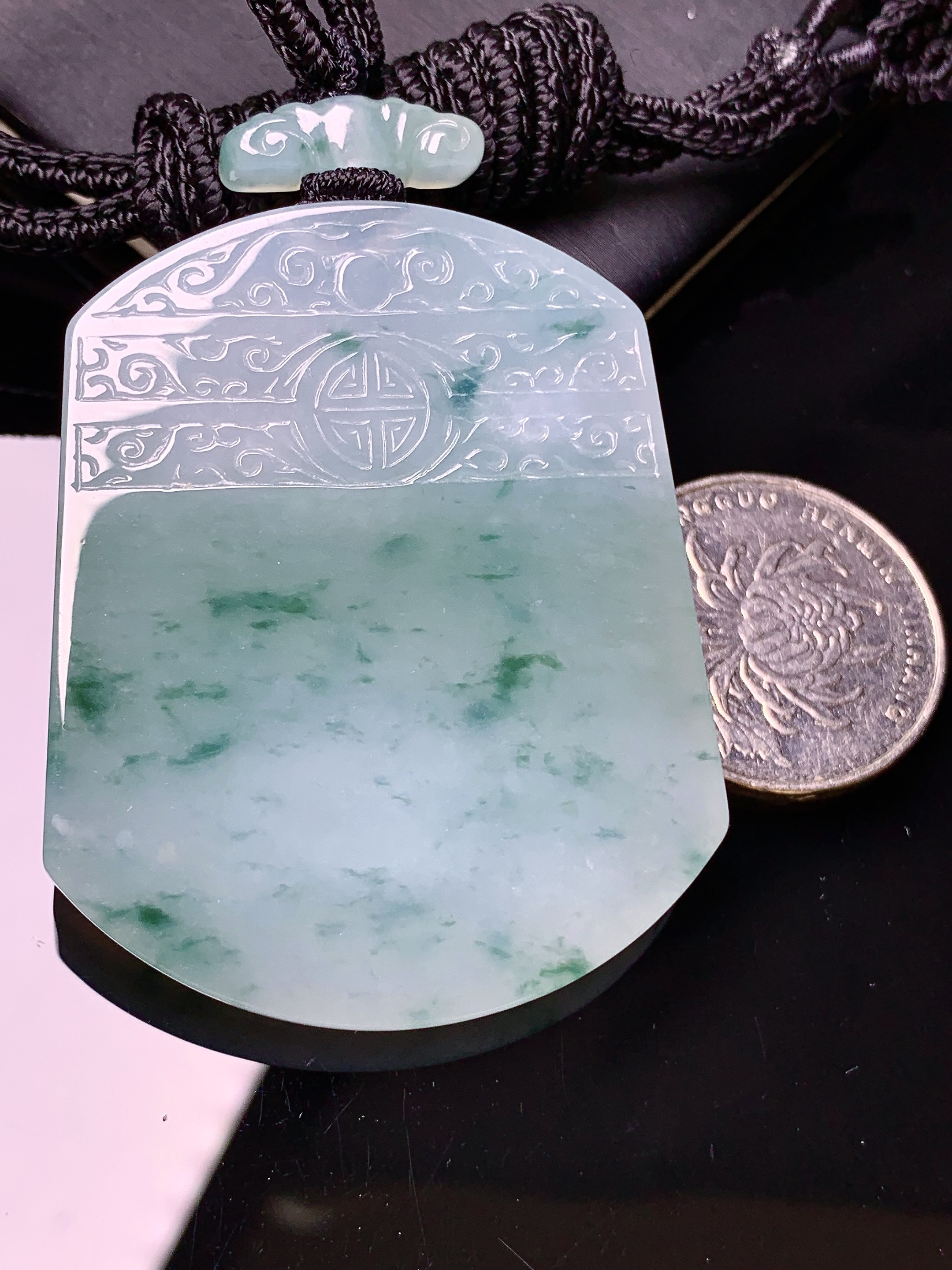 飘绿无事牌吊坠 玉质细腻 色泽艳丽清新 水润亮眼 整体尺寸51.5*41.7*5.6L1