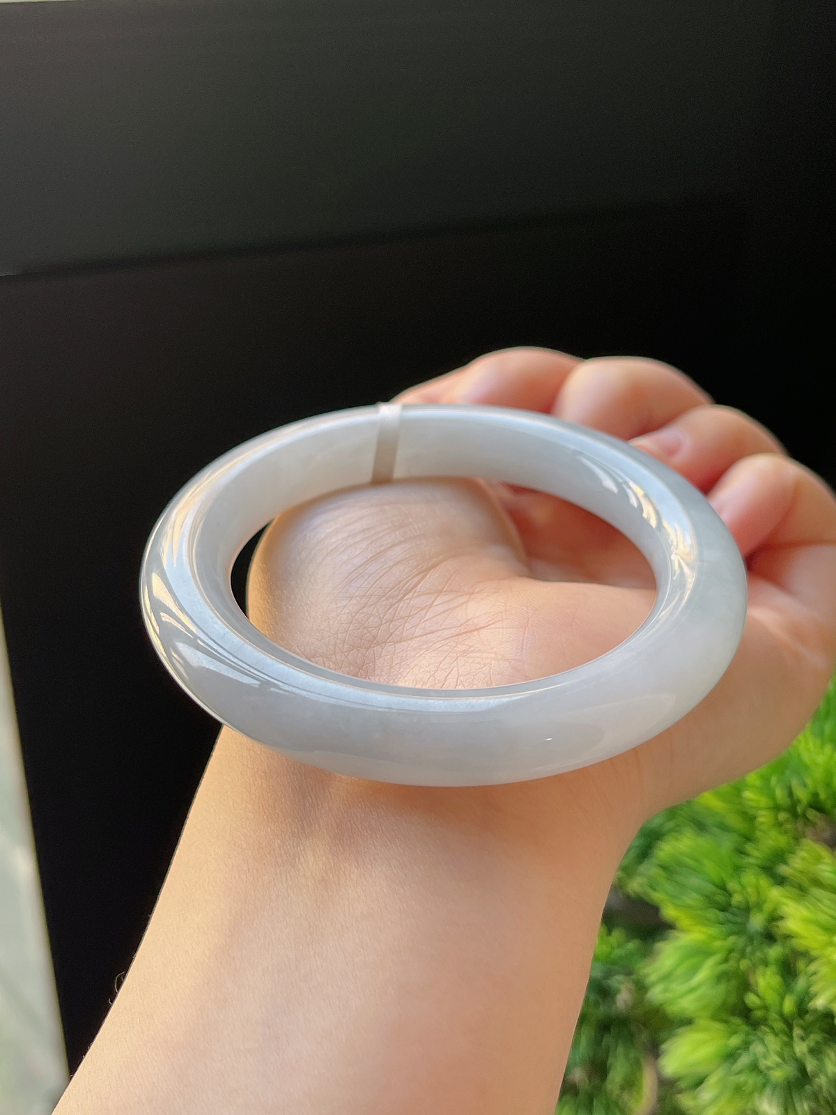 圆镯52.3圈口，翡翠糯化种淡绿色手镯