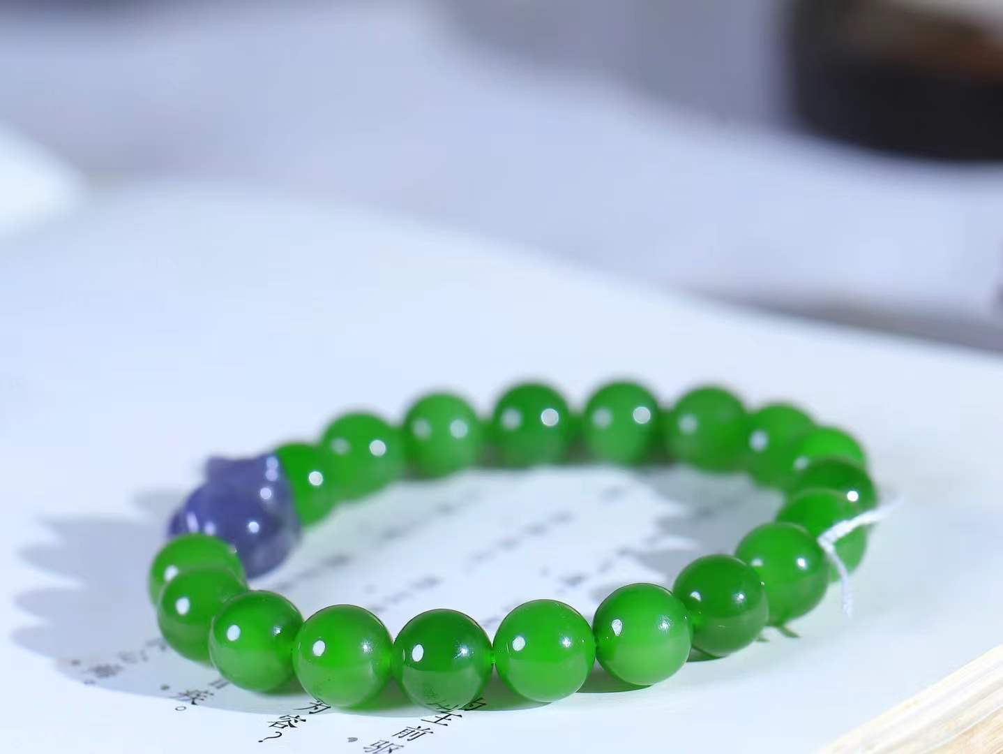 【珠圆玉润.手串】

精品和田玉碧玉珠圆玉润手串 玉质温润细腻  整串打磨圆润，佩戴舒适。珠珠落玉盘，间关莺语花底滑，一生美好时光，无论身在何处，都有它相伴相守。事事顺遂，幸福美满，吉祥如意。重30.5克 尺寸取一9.6mm FDL-16301500