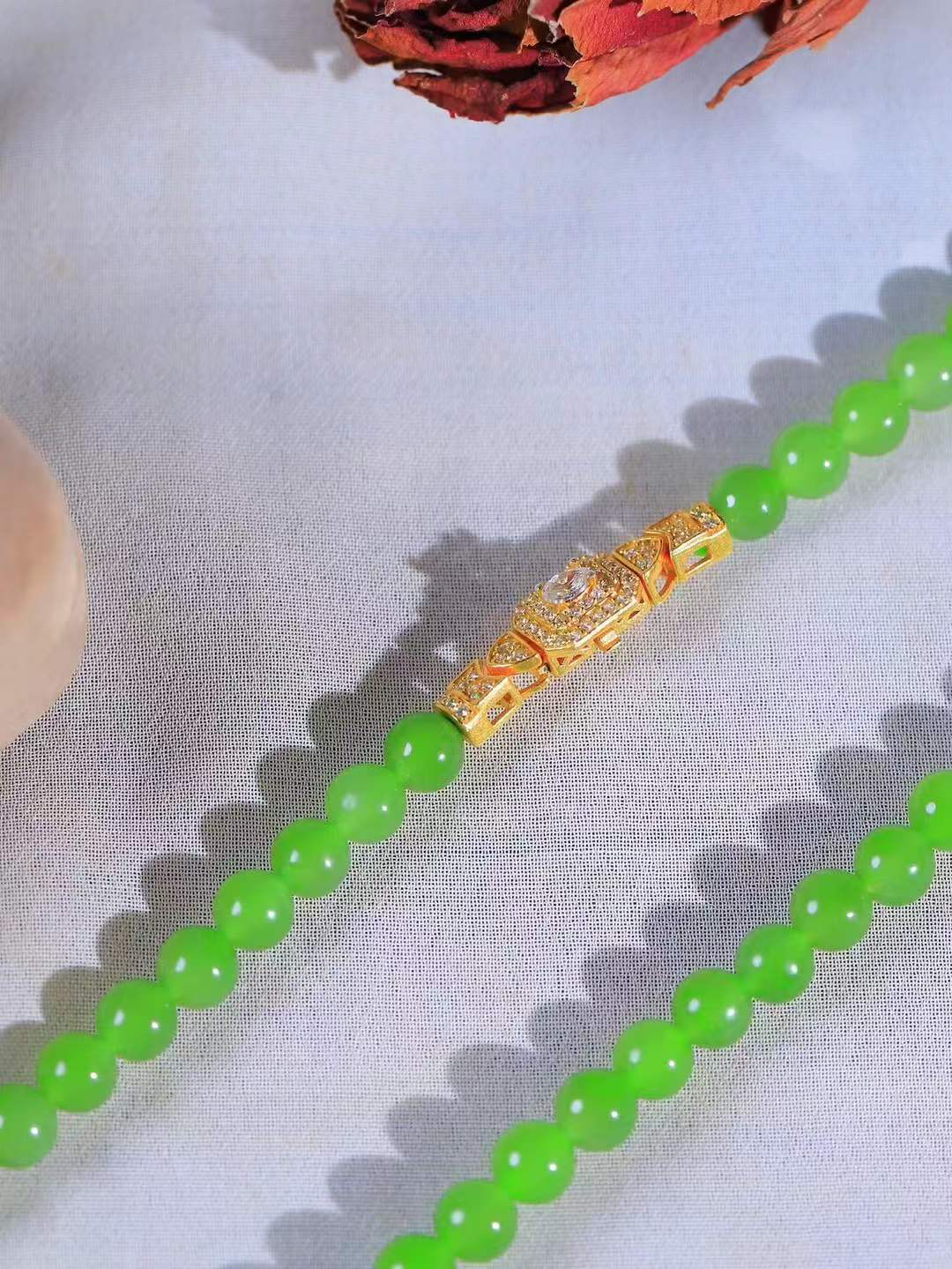 【珠圆玉润.项链】

精品和田玉碧玉珠圆玉润项链 玉质细腻油润 饱满光滑 质朴无华，悠远简单，人心境界远，百世修炼深，心灵常驻善意持，觉悟人生百世修。重38.5克 尺寸取一6mm  FDL-22351422