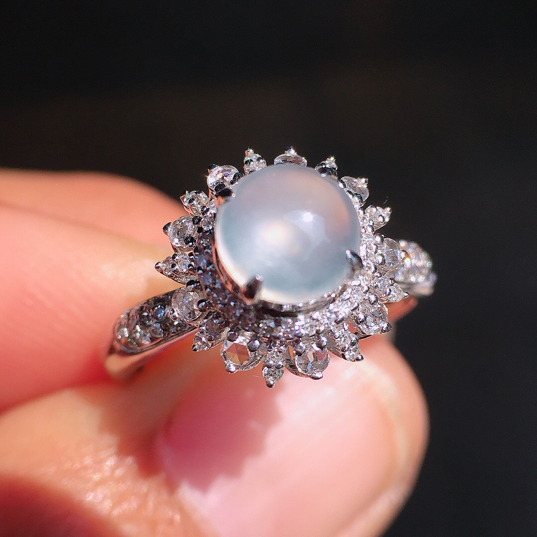 玻璃种蛋面戒指，玉质细腻，荧光感超
强，饱满圆润，尽显优雅气质，18k
金豪华镶嵌