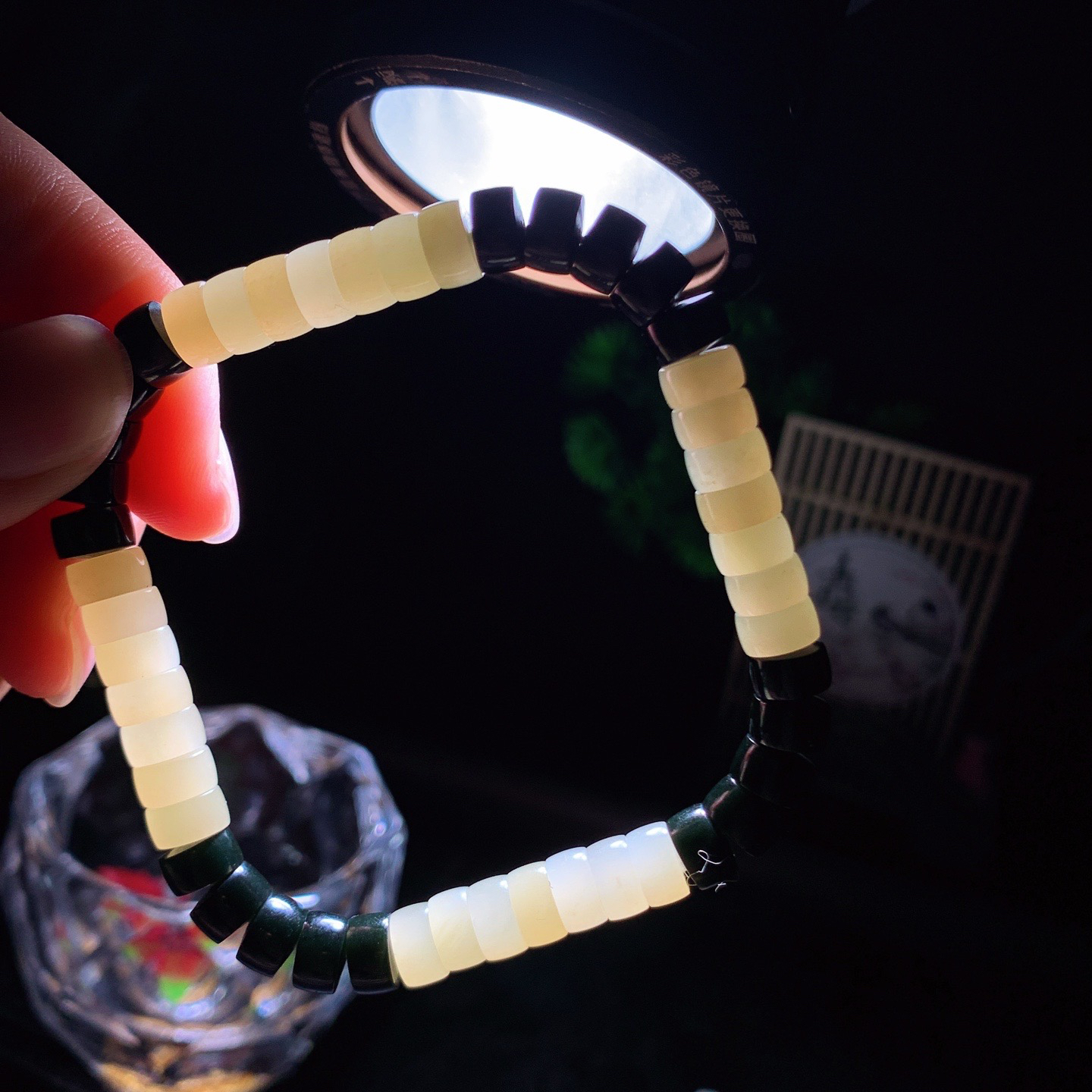 新疆和田玉糖加墨玉手串 单颗尺寸4/7重21.5克。玉质细腻油润。手推出油。佩戴高端典雅。lt260313