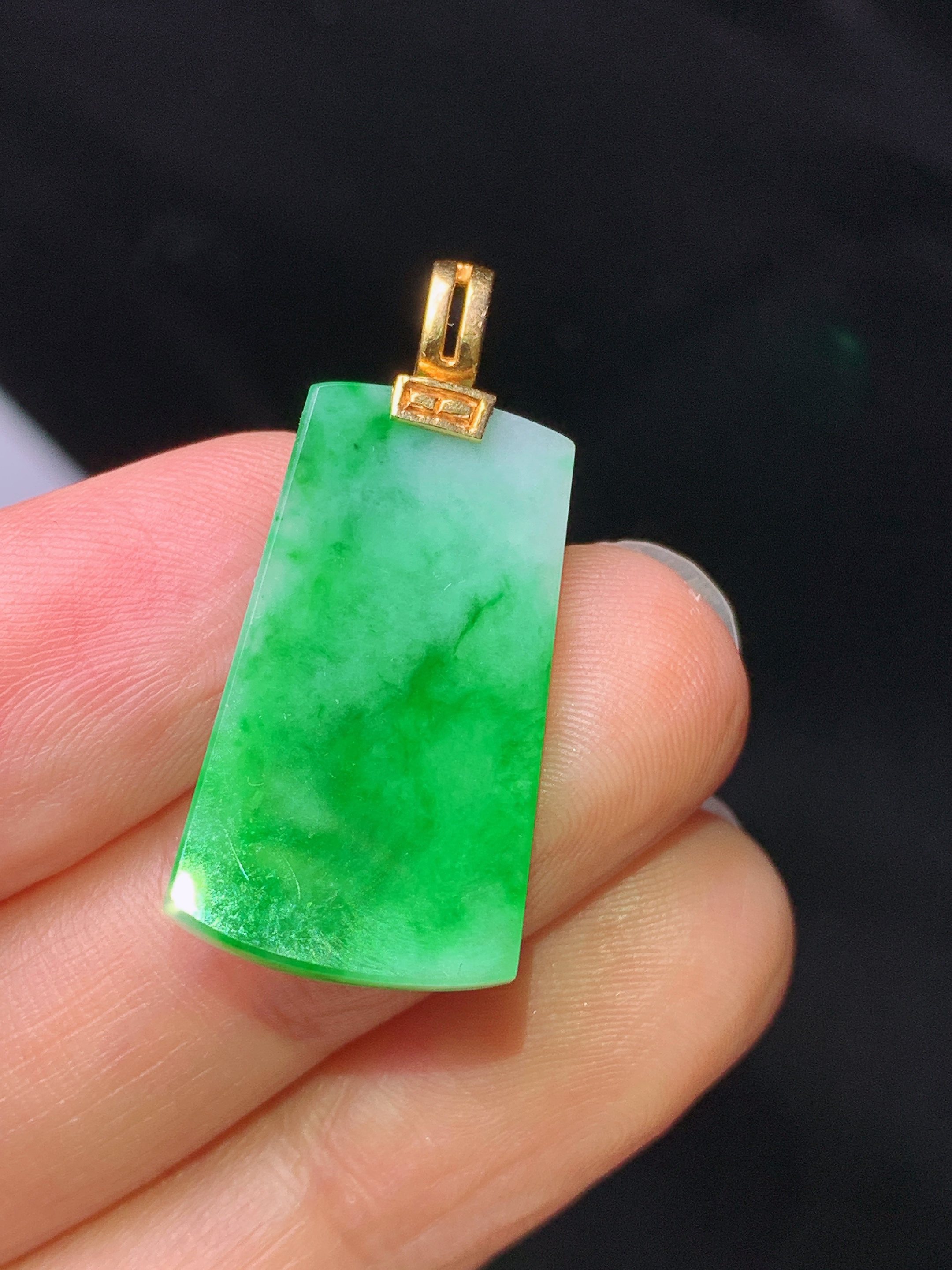 18k金镶嵌翠绿无事牌吊坠 玉质细腻 色泽艳丽清新 水润亮眼 整体尺寸29.6*13.5*2.5z1