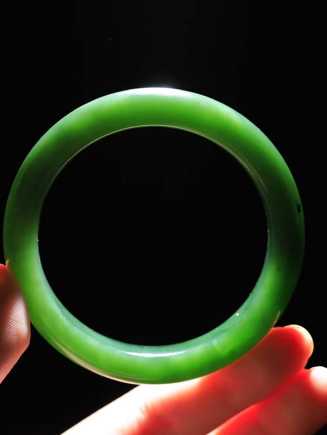 【碧色荡漾·手镯】

精品和田玉碧玉手镯，玉质细腻温润，手感舒适，️线条流畅，简约大气，美自天成，佩戴于腕间，婉约之美，举手投足间透出那份低调奢华，醉人心扉。重54克  内径圈口57mm  尺寸11.5-9mm  FDA-6624333