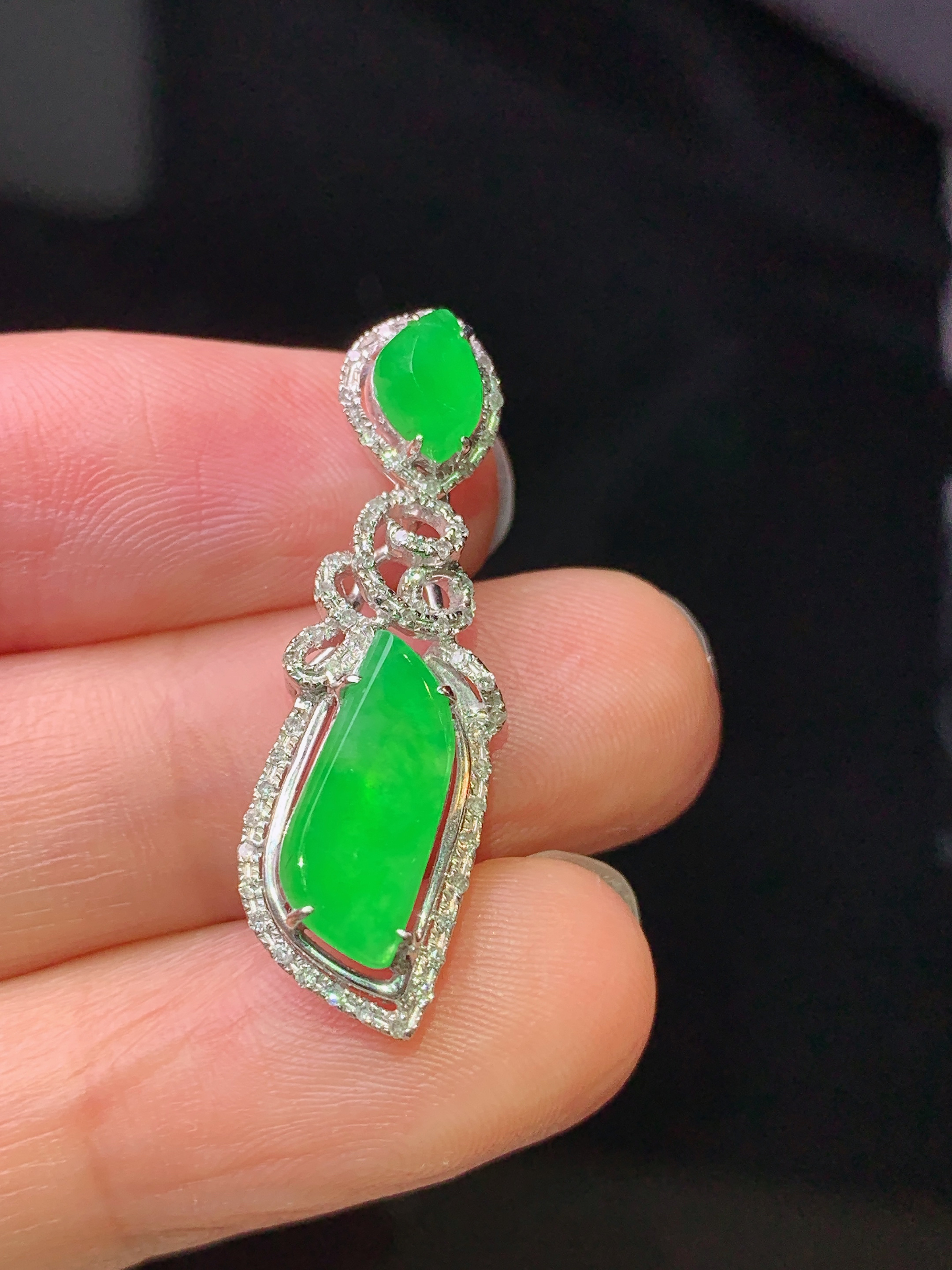 18k金钻镶嵌翠绿随形吊坠 玉质细腻 色泽艳丽清新 水润亮眼 整体尺寸31.6*9.6*6.2z1