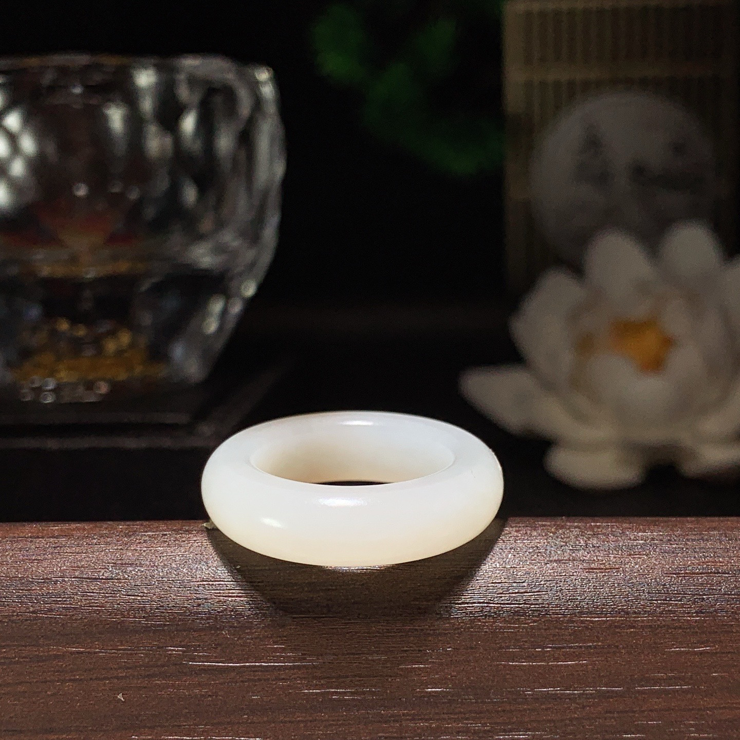 新疆和田玉且末糖戒指 内径16尺寸6/4重4.5克。玉质细腻油润。手推出油。佩戴高端典雅。lt260313