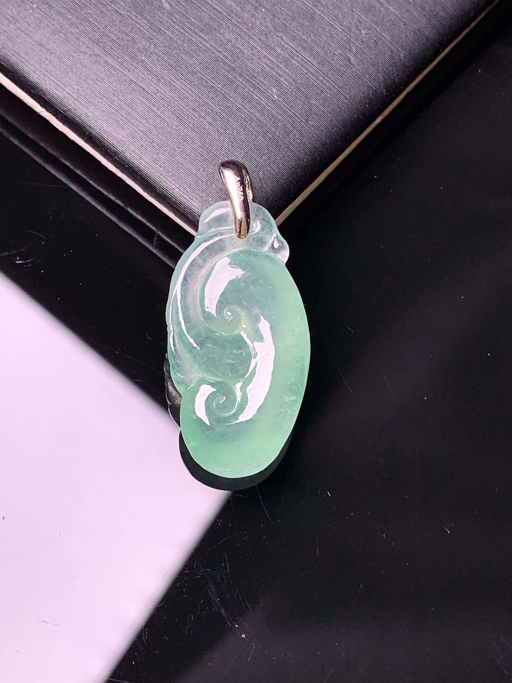 18k金钻镶嵌冰种如意吊坠 玉质细腻 色泽艳丽清新 水润亮眼 整体尺寸28.5*12.8*4.5z1