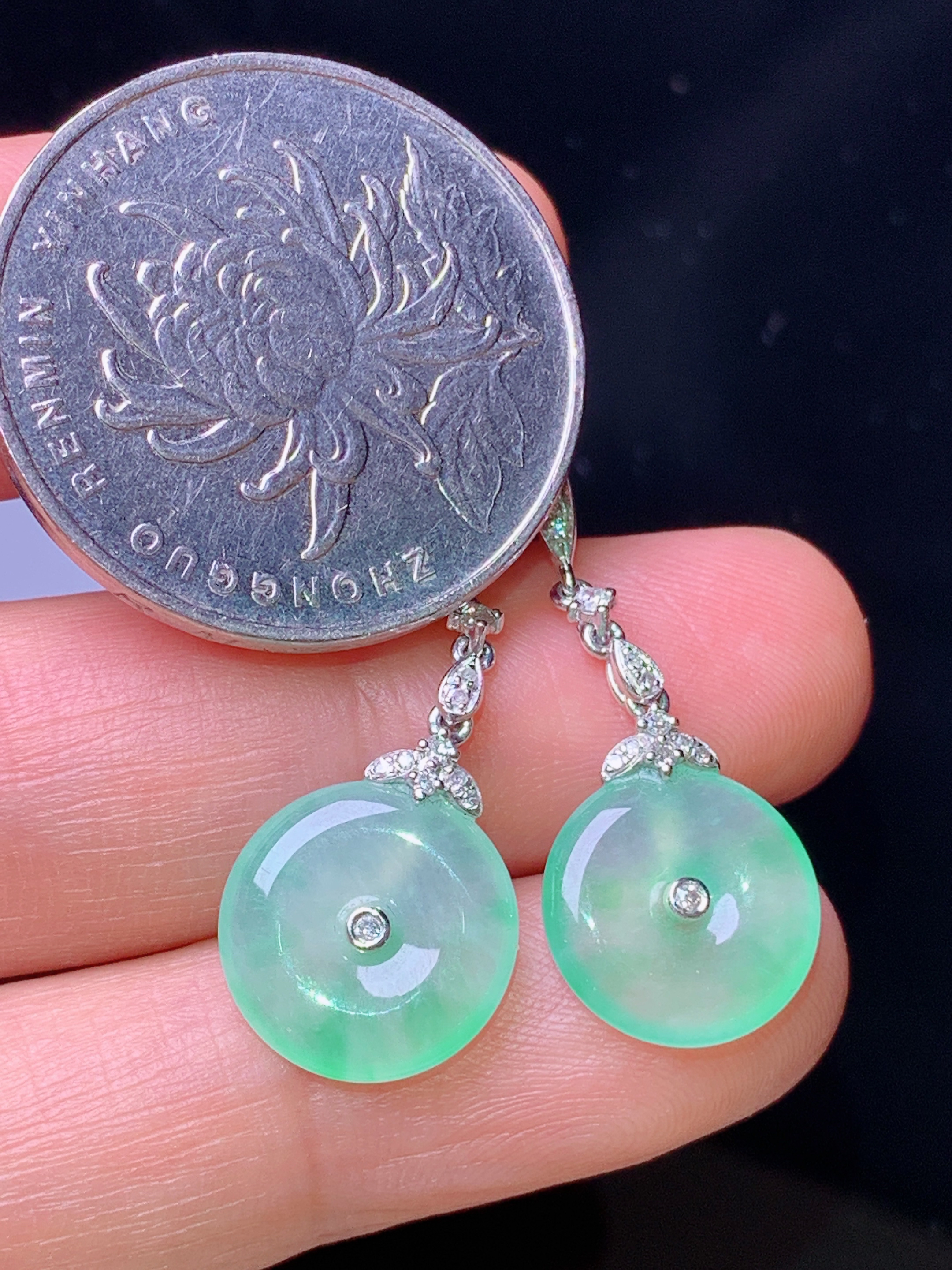 18k金钻镶嵌飘绿平安扣耳坠 玉质细腻 色泽艳丽清新 水润亮眼 整体尺寸33.8*11.8*3z1