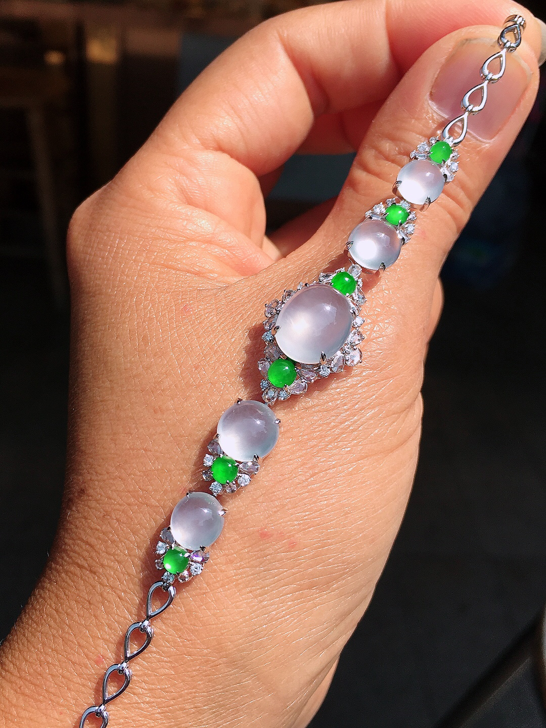 冰种蛋面手链，玉质细腻，荧光感超
强，饱满圆润，尽显优雅气质，18k
金豪华镶嵌