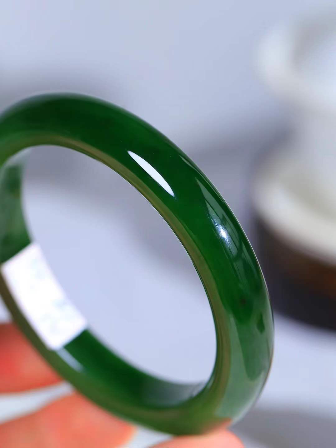 （碧色荡漾.手镯）

收藏级臻品️和田玉碧玉手镯，灼灼其华想像靓妆淡伫 ，腕间绿意跳脱冰壶莹，坐间静对，姑射仙姿潇洒处，艳冶最奇料子油润滋腻镯型饱满，手感上佳。重60克   内径58.5mm尺寸11.6-9.2mm  24371413T