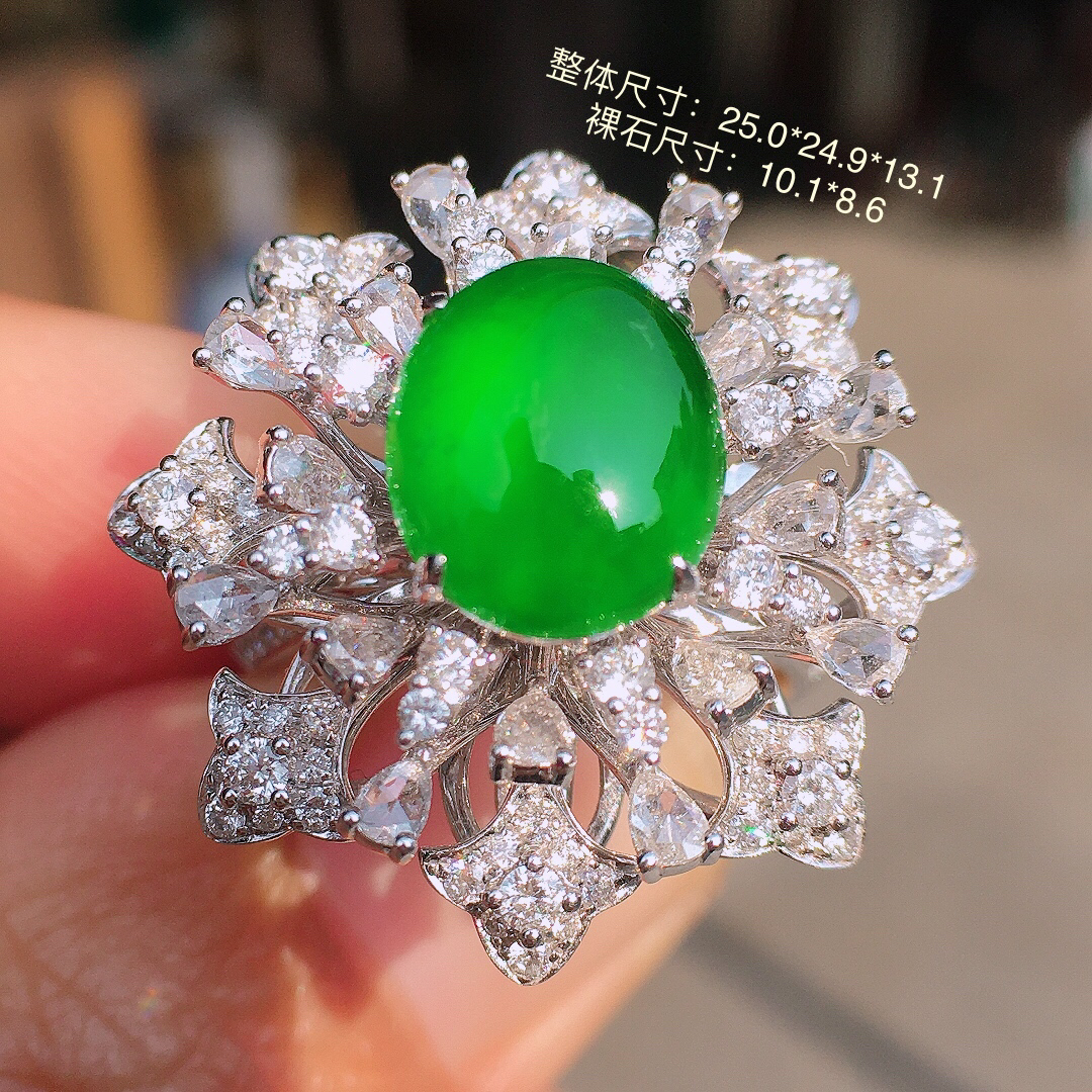 阳绿蛋面戒指/胸针/吊坠三用款，色泽均匀艳丽，玉质细腻，荧光感超
强，饱满圆润，尽显优雅气质，18k
金豪华镶嵌