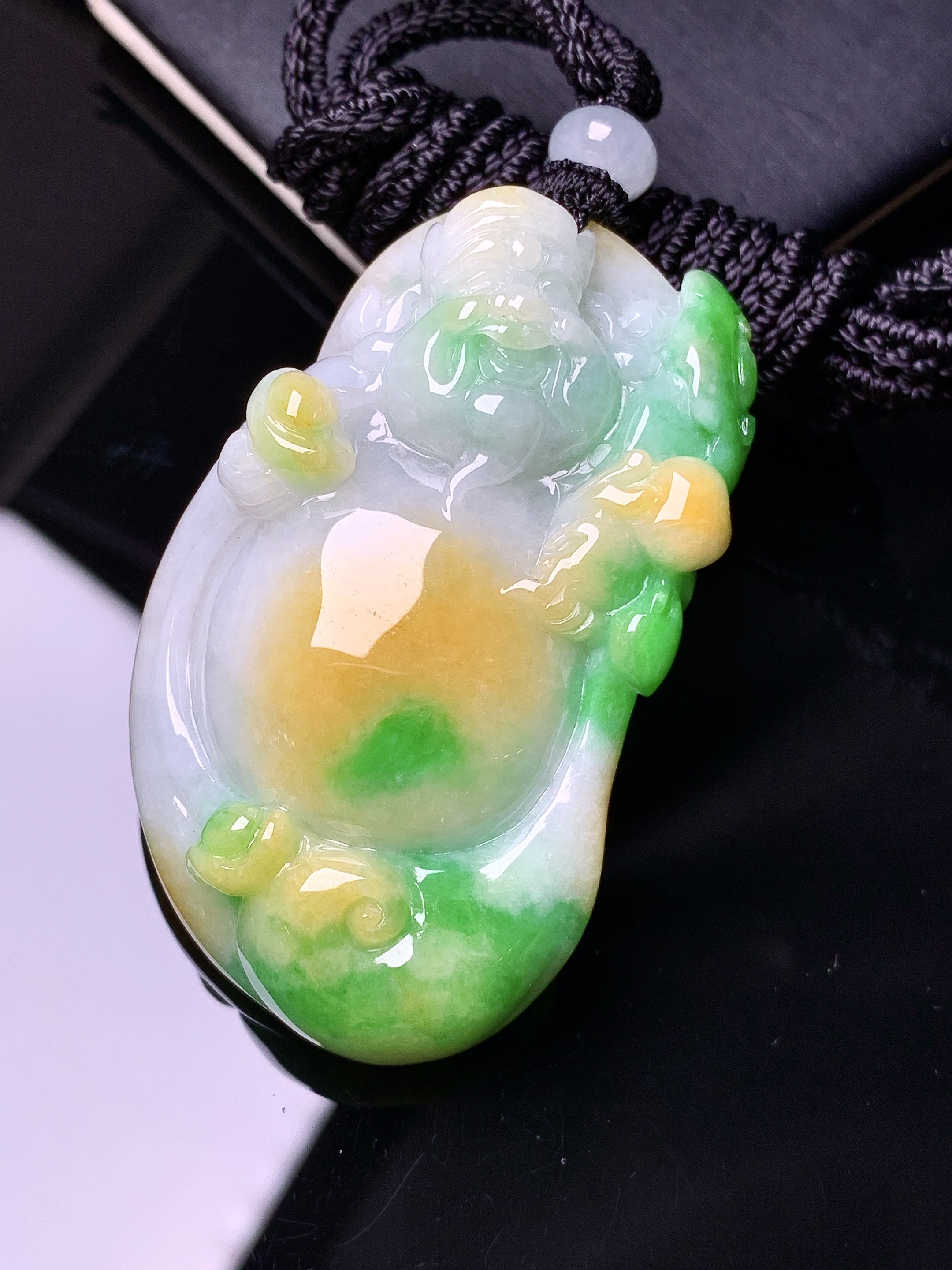 飘黄绿逍遥佛公吊坠 玉质细腻 色泽艳丽清新 水润亮眼 整体尺寸49.7*29.2*10.8w1
