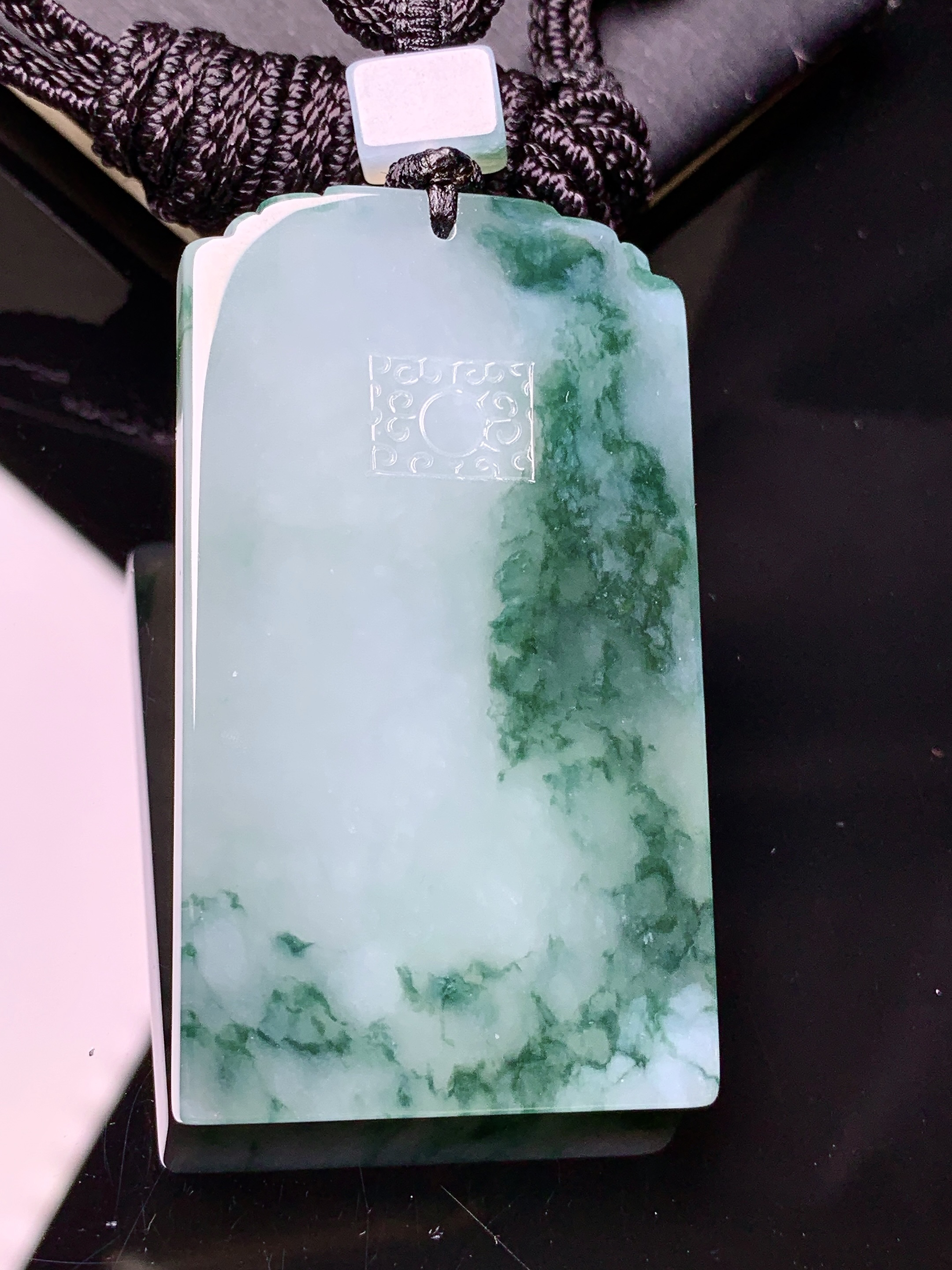 飘绿无事牌吊坠 玉质细腻 色泽艳丽清新 水润亮眼 整体尺寸54.3*30.7*5.8L1