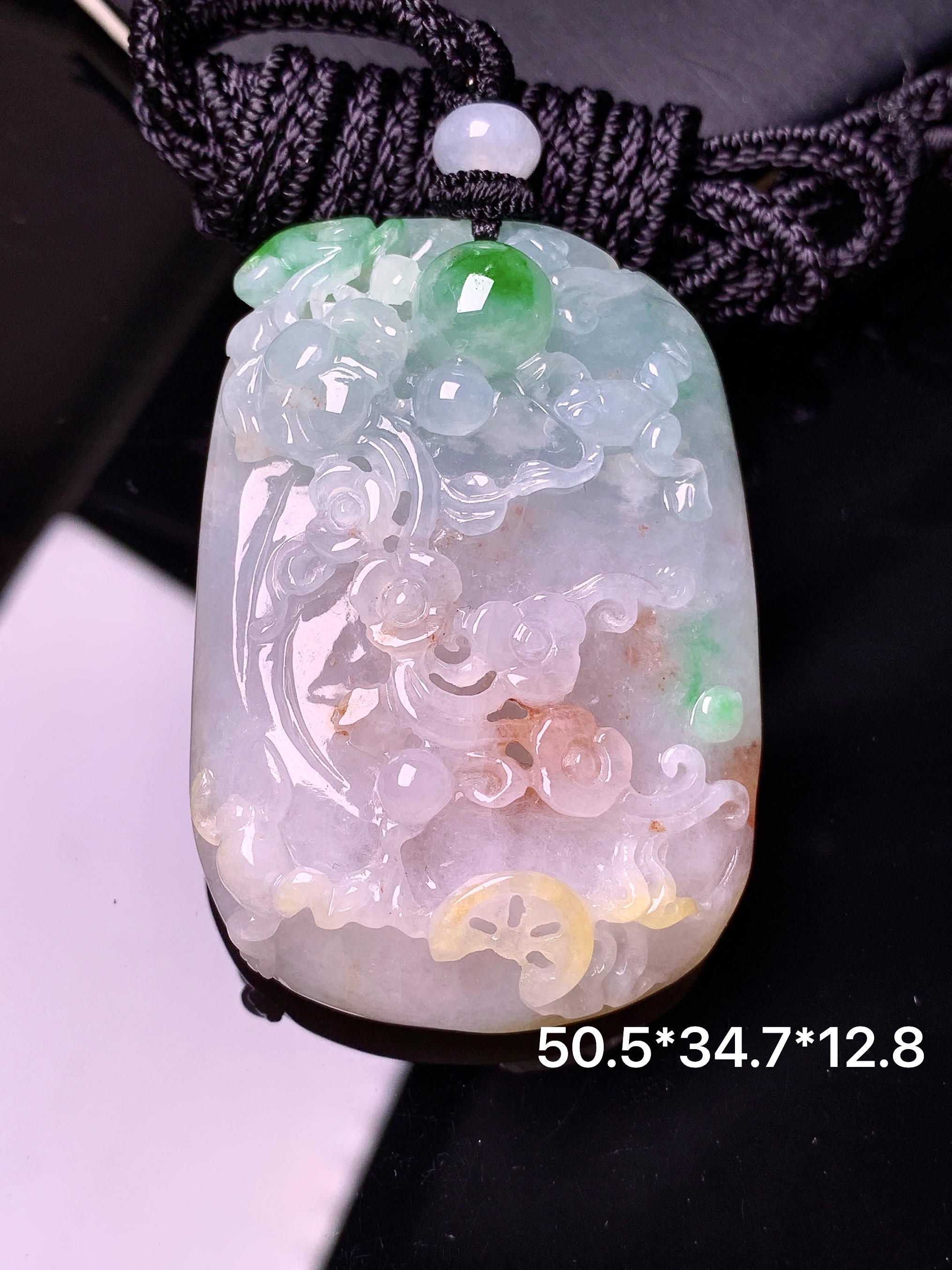 飘黄绿花开富贵牌吊坠 玉质细腻 色泽艳丽清新 水润亮眼 整体尺寸50.5*34.7*12.8w1