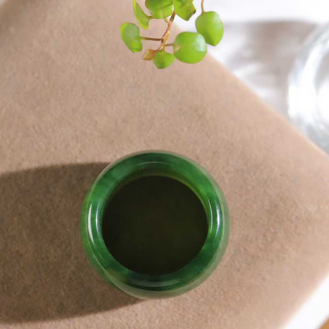 （古韵.扳指）

品质第一 信誉至上️精品和田玉碧玉扳指，玉质温润，油润感十足， 整器古韵生辉。优雅高贵。运筹帷幄于掌中，决胜于千里之外。
重14克   圈口22.4mm   尺寸15.3-4.4mm    79402479OYY