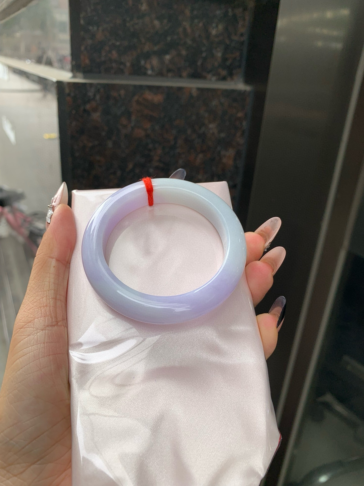 春彩正圈
52-53都能戴
半圈浅绿碰上梦幻般的春，像是融化了的春天，半山半水，一镯两戴，所有的美好交织在一起，让人心生宁静而淡淡的欢喜～