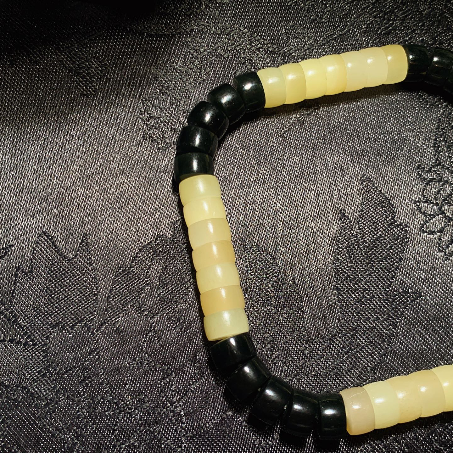 新疆和田玉糖加墨玉手串 单颗尺寸4/7重21.5克。玉质细腻油润。手推出油。佩戴高端典雅。lt260313