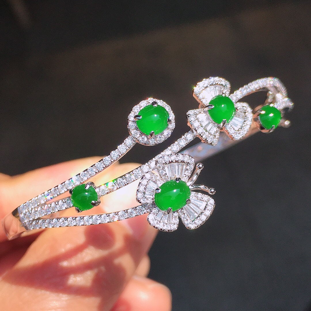 满绿蛋面手镯，色泽均匀艳丽，玉质细腻，荧光感超
强，饱满圆润，尽显优雅气质，18k
金豪华镶嵌