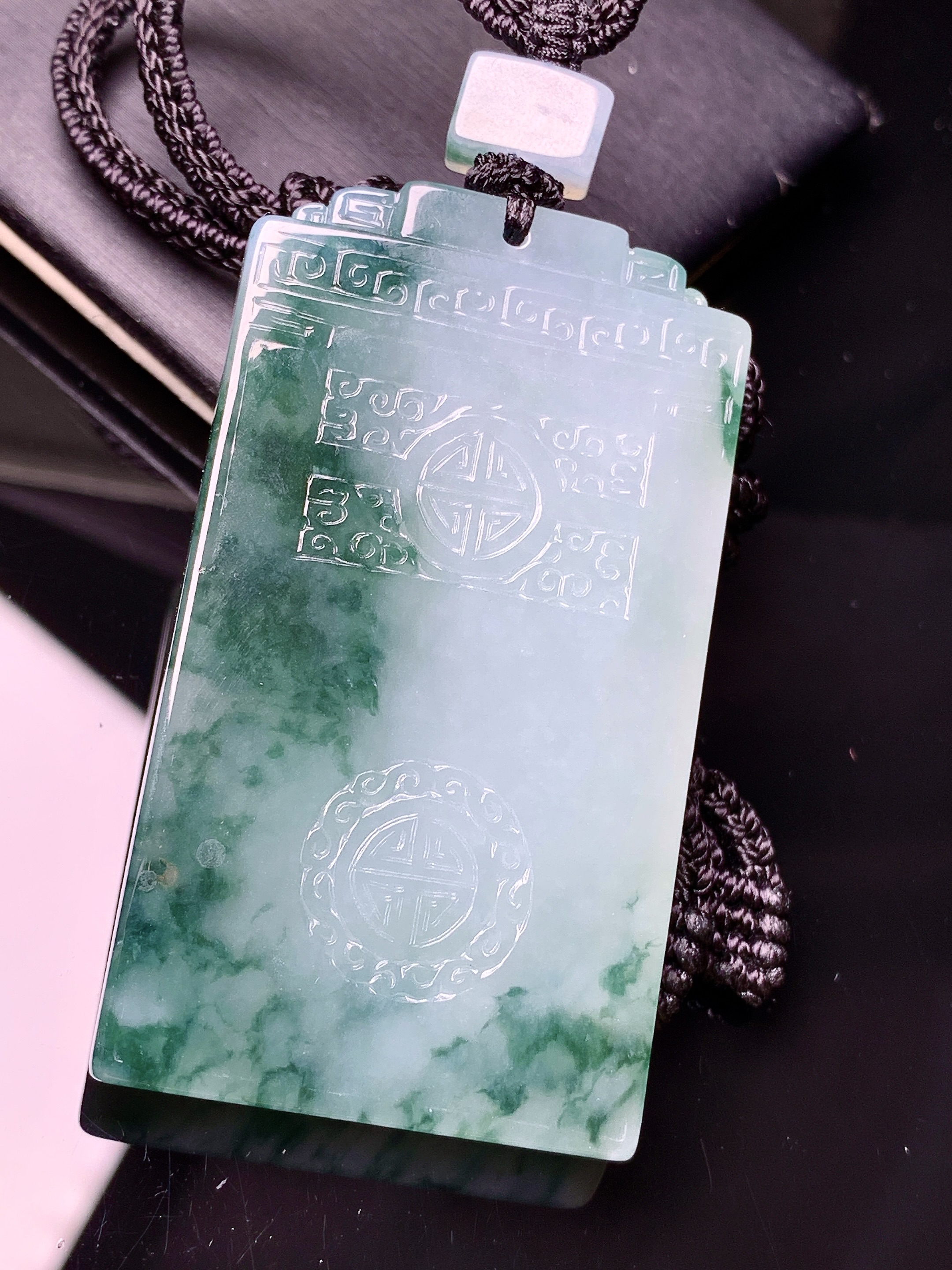 飘绿无事牌吊坠 玉质细腻 色泽艳丽清新 水润亮眼 整体尺寸54.3*30.7*5.8L1