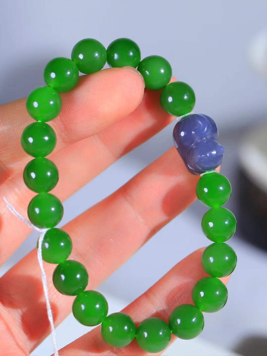 【珠圆玉润.手串】

精品和田玉碧玉珠圆玉润手串 玉质温润细腻  整串打磨圆润，佩戴舒适。珠珠落玉盘，间关莺语花底滑，一生美好时光，无论身在何处，都有它相伴相守。事事顺遂，幸福美满，吉祥如意。重30.5克 尺寸取一9.6mm FDL-16301500