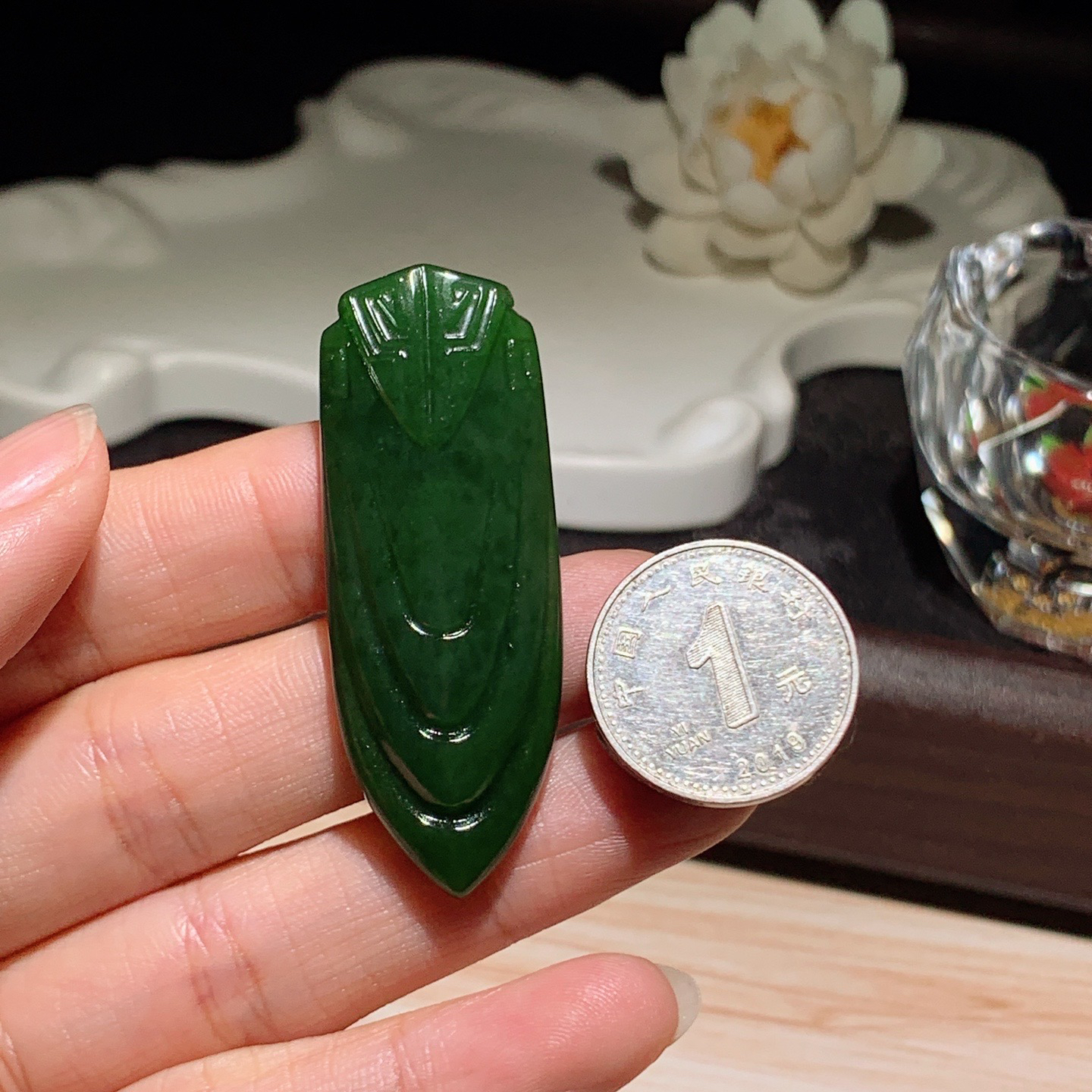 和田玉菠菜绿俄罗斯碧玉降魔杵挂件！尺寸51/19/7重13克 玉质细腻油润 底色纯净 脂粉好，品质好！lt260314