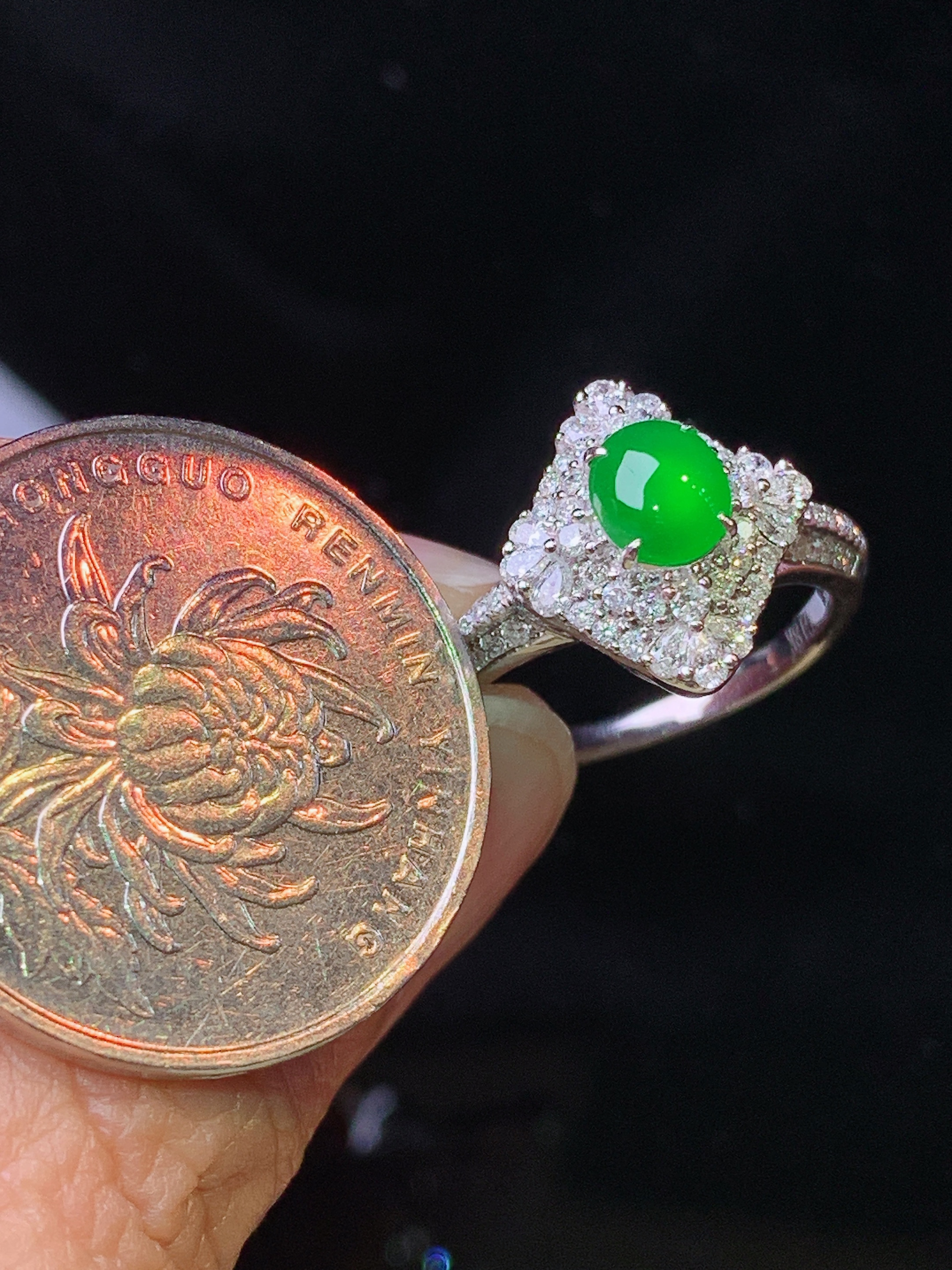 18k金钻镶嵌满绿蛋面戒指 玉质细腻 色泽艳丽清新 水润亮眼 圈口13 整体尺寸13.5*12.3*8.8z1