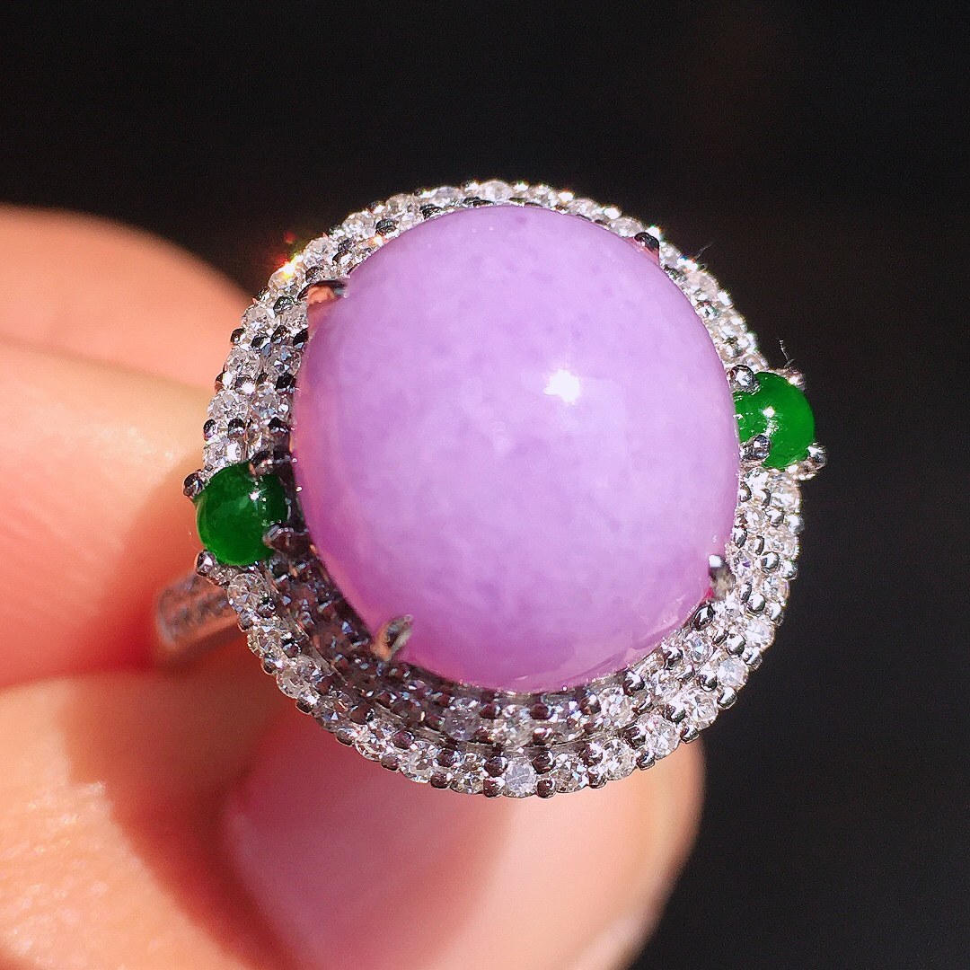 紫罗兰蛋面戒指，色泽均匀艳丽，玉质细腻，荧光感超
强，饱满圆润，尽显优雅气质，18k
金豪华镶嵌