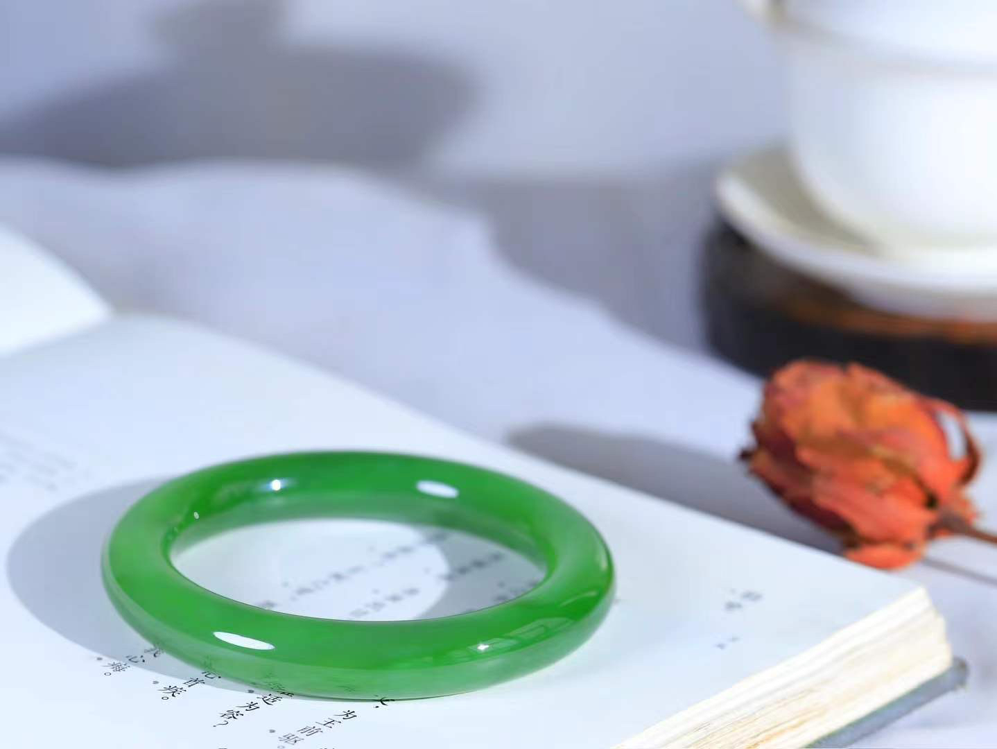 （碧色荡漾.手镯）

收藏级臻品️和田玉碧玉猫眼圆条手镯，灼灼其华想像靓妆淡伫 ，腕间绿意跳脱冰