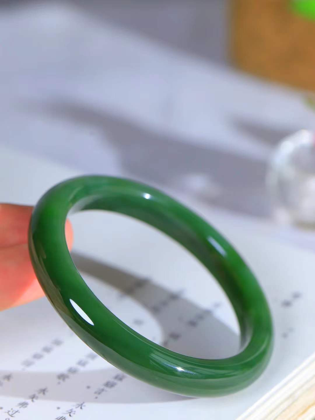 【碧波流转·手镯】

精品和田玉碧玉手镯，玉质细腻温润，手感舒适，️线条流畅，简约大气，美自天成，佩戴于腕间，婉约之美，举手投足间透出那份低调奢华，醉人心扉。 重45.3克 内径圈口57.5mm尺寸10.4-8.3mm  FDL-45301433