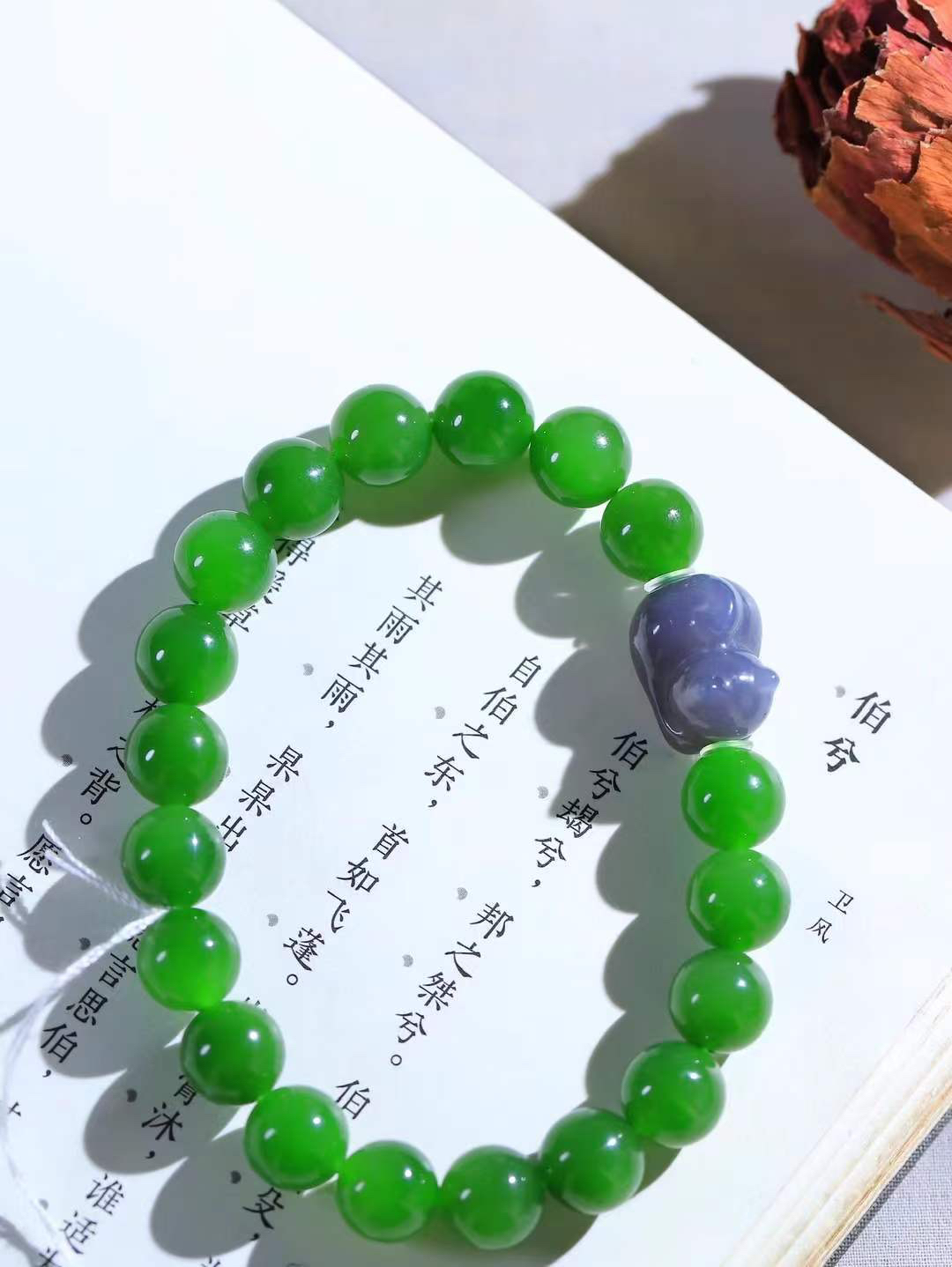 【珠圆玉润.手串】

精品和田玉碧玉珠圆玉润手串 玉质温润细腻  整串打磨圆润，佩戴舒适。珠珠落玉盘，间关莺语花底滑，一生美好时光，无论身在何处，都有它相伴相守。事事顺遂，幸福美满，吉祥如意。重30.5克 尺寸取一9.6mm FDL-16301500