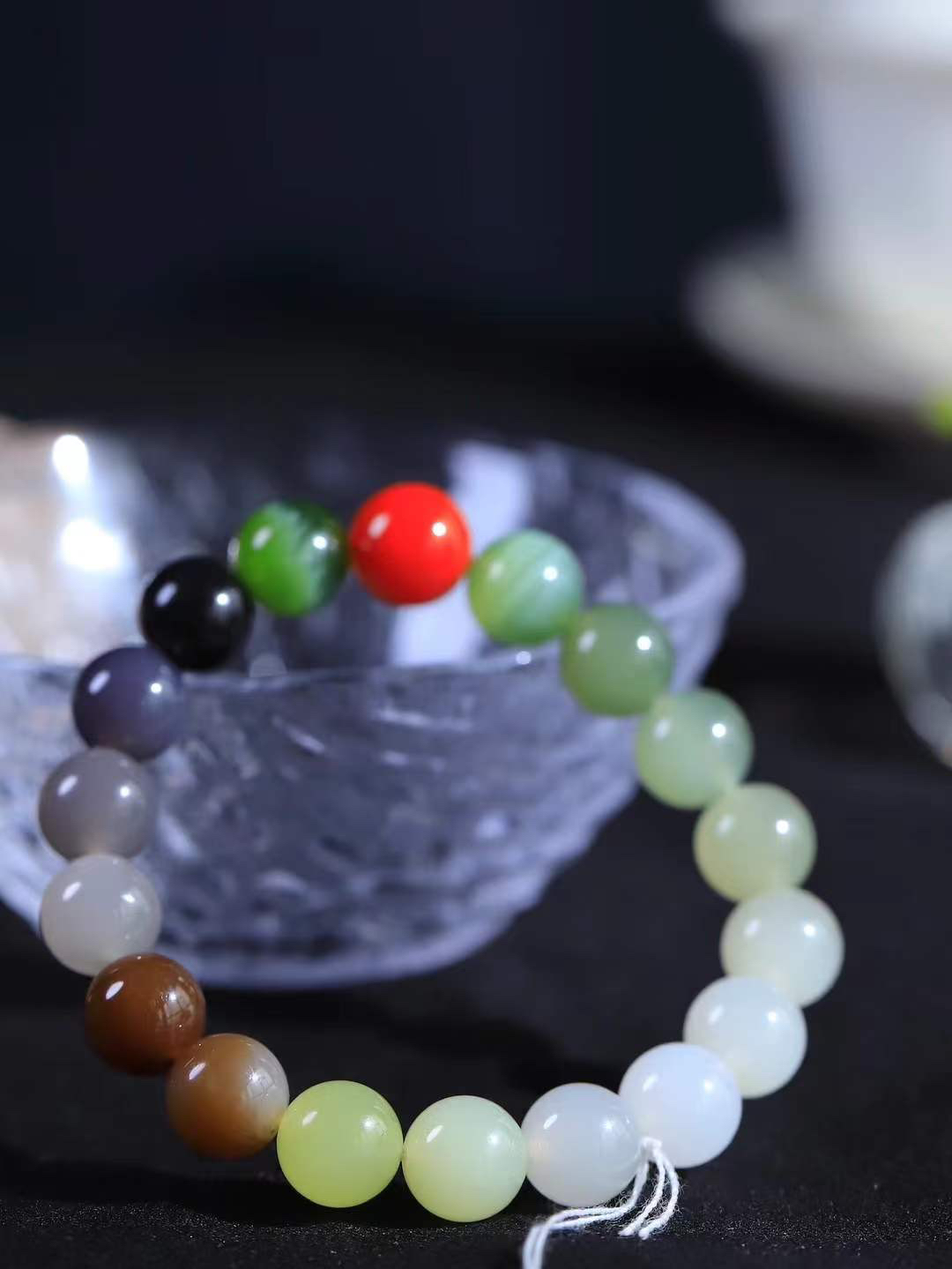 【多宝手串】

货头精选 和田玉多宝圆珠手串，每一颗玉石都凝聚自然的灵气与岁月的沉淀，寓意福禄寿喜，守护您的平安与幸福。佩戴它，感受千年玉文化的温润与优雅。重28克  尺寸取一10mm  78301554L